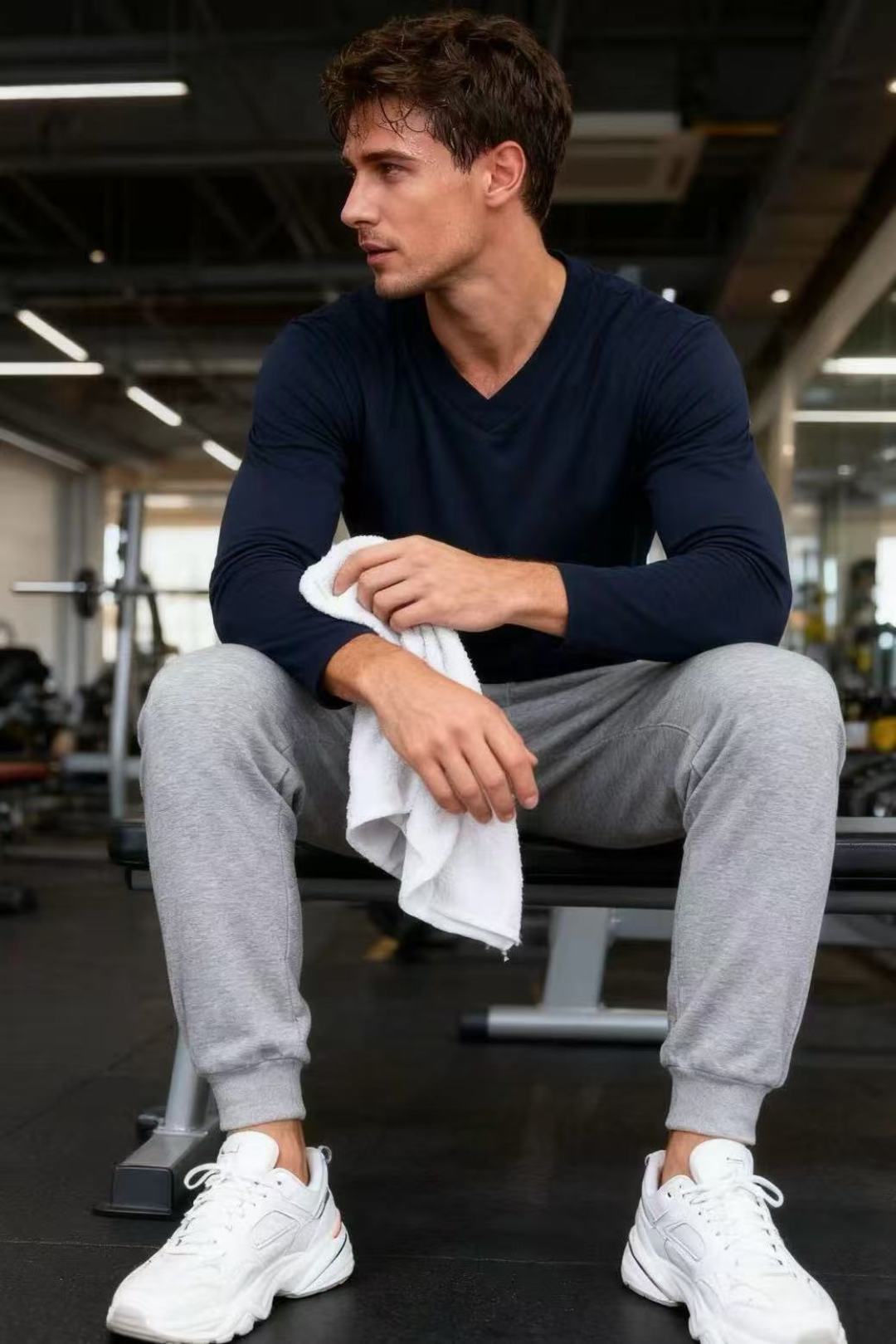 🔥lP🆕.2025秋季新款男士V领休闲长袖T恤！采用舒适保暖面料！品牌经典元素设计👍小V领设计的长袖T恤