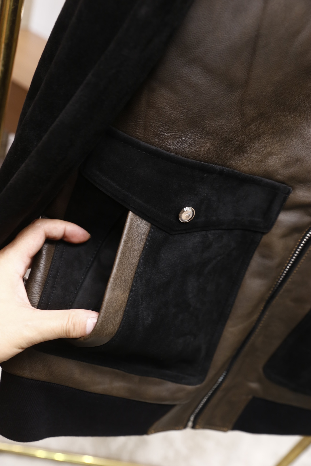 🔥lP🆕.25秋冬新款🆕时尚男士深咖色拼接翻领夹克，采用了优质的皮革与麂皮面料拼接设计，皮革部分质感细腻