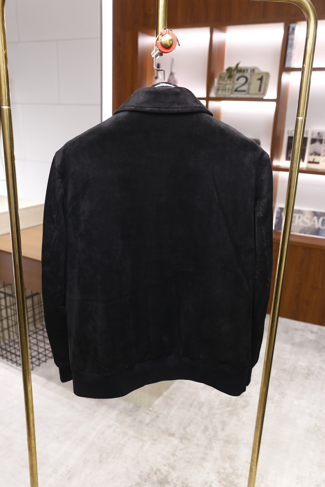 🔥lP🆕.25秋冬新款🆕时尚男士深咖色拼接翻领夹克，采用了优质的皮革与麂皮面料拼接设计，皮革部分质感细腻