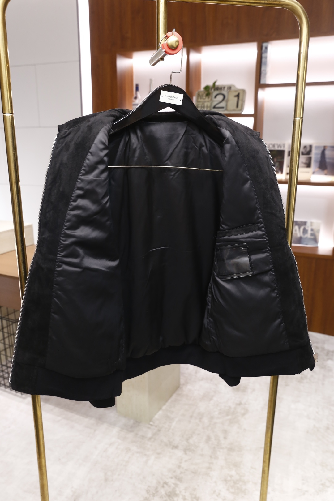 🔥lP🆕.25秋冬新款🆕时尚男士深咖色拼接翻领夹克，采用了优质的皮革与麂皮面料拼接设计，皮革部分质感细腻