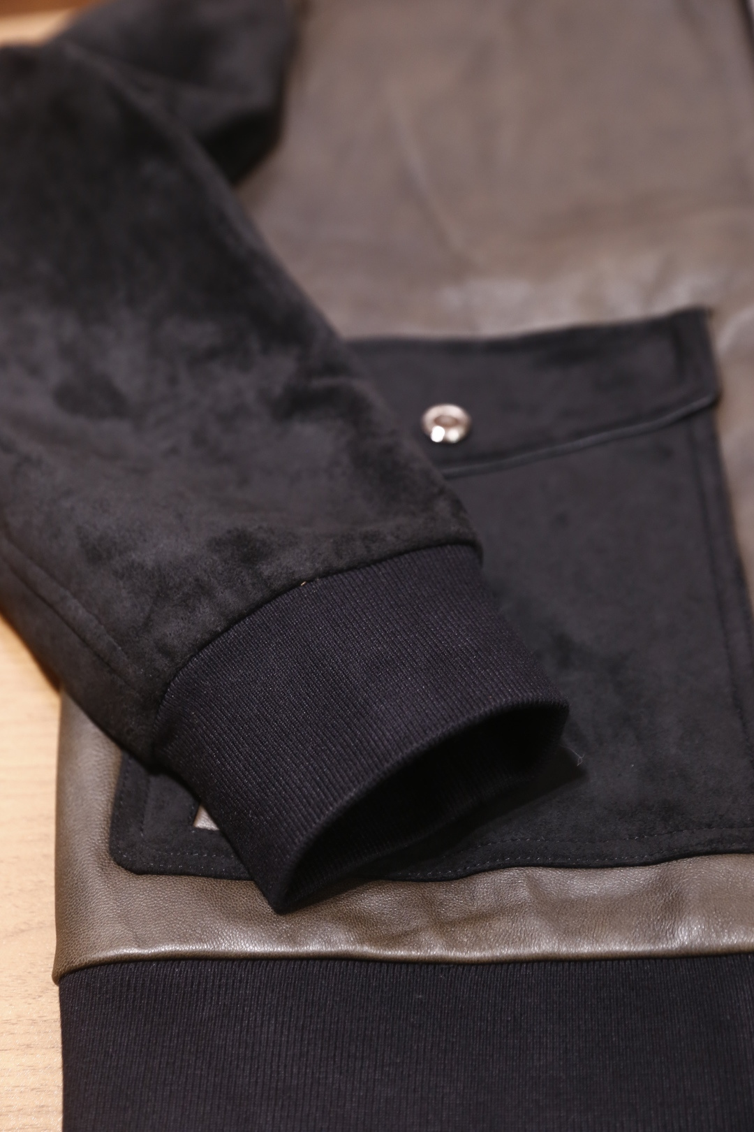 🔥lP🆕.25秋冬新款🆕时尚男士深咖色拼接翻领夹克，采用了优质的皮革与麂皮面料拼接设计，皮革部分质感细腻