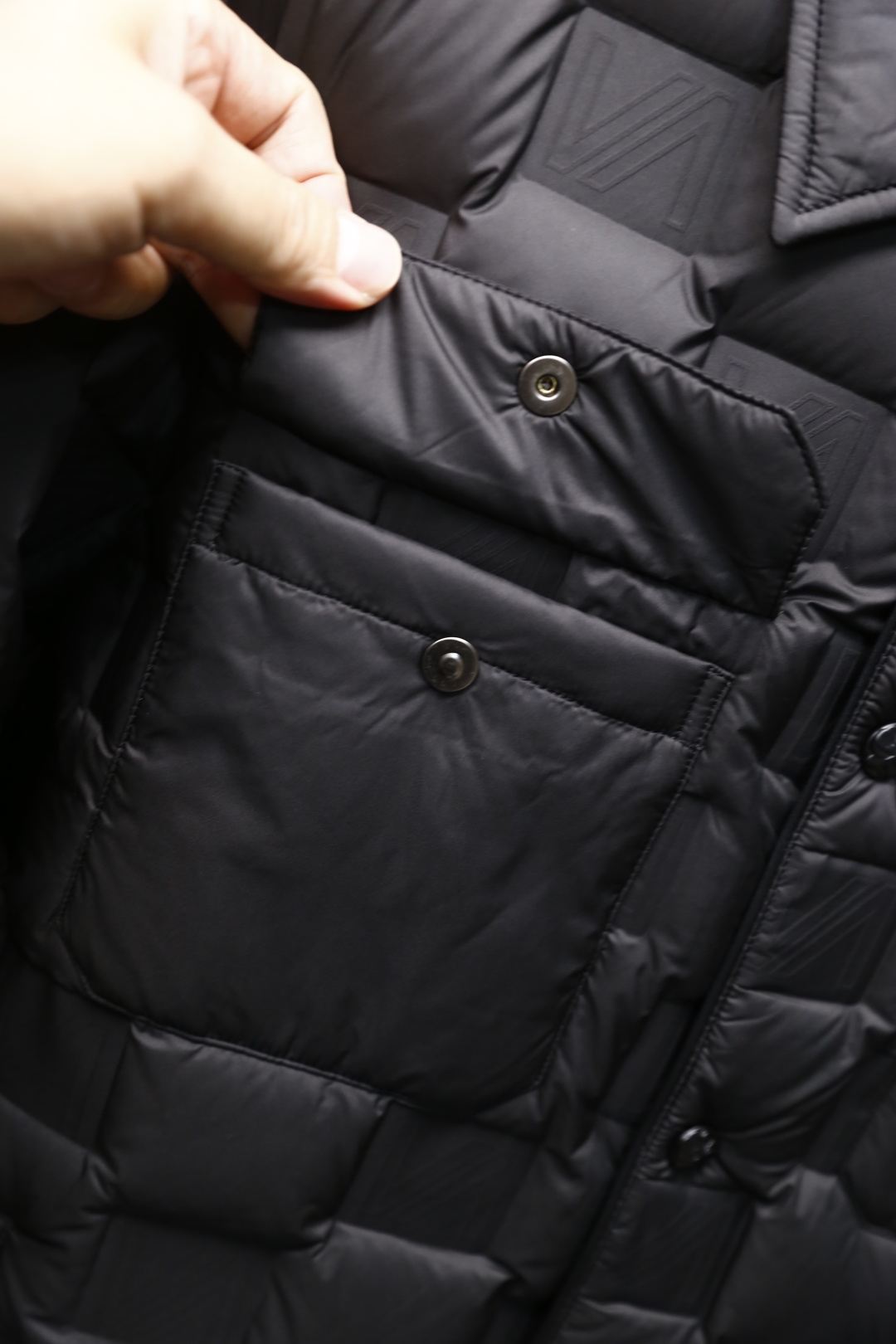 🔥克罗心.2025秋冬新款！时尚男士黑色翻领羽绒服采用了轻便的绗缝设计，能有效锁住热量，保暖性能出众。经