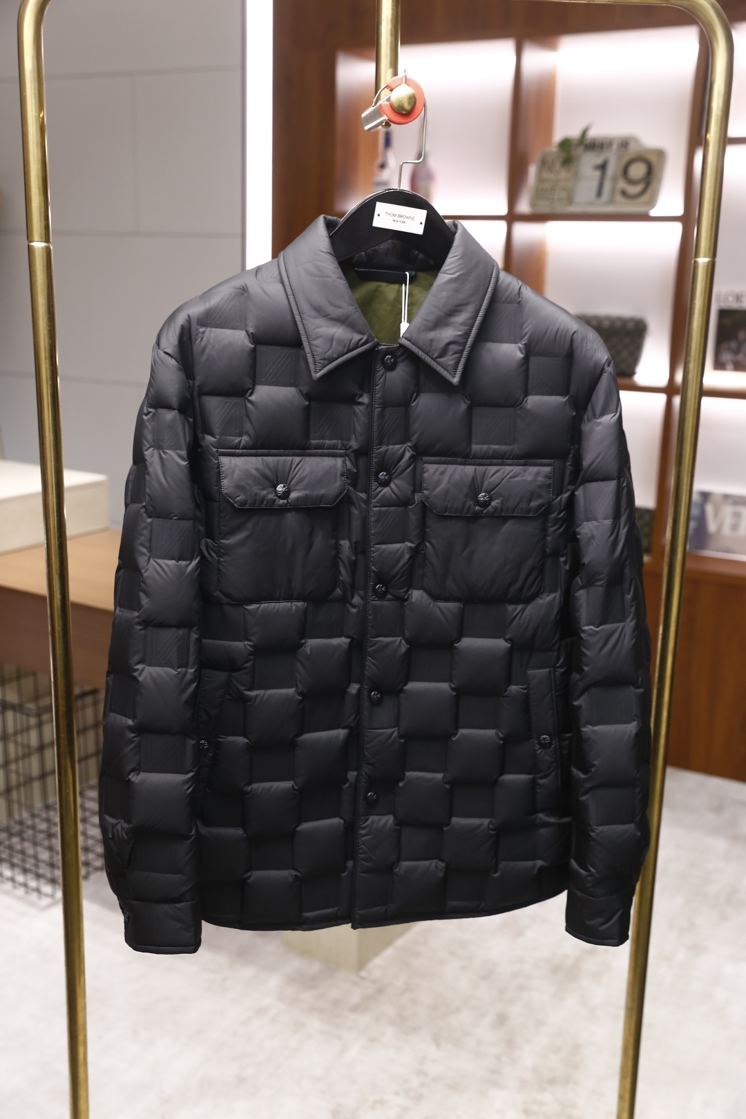 🔥克罗心.2025秋冬新款！时尚男士黑色翻领羽绒服采用了轻便的绗缝设计，能有效锁住热量，保暖性能出众。经