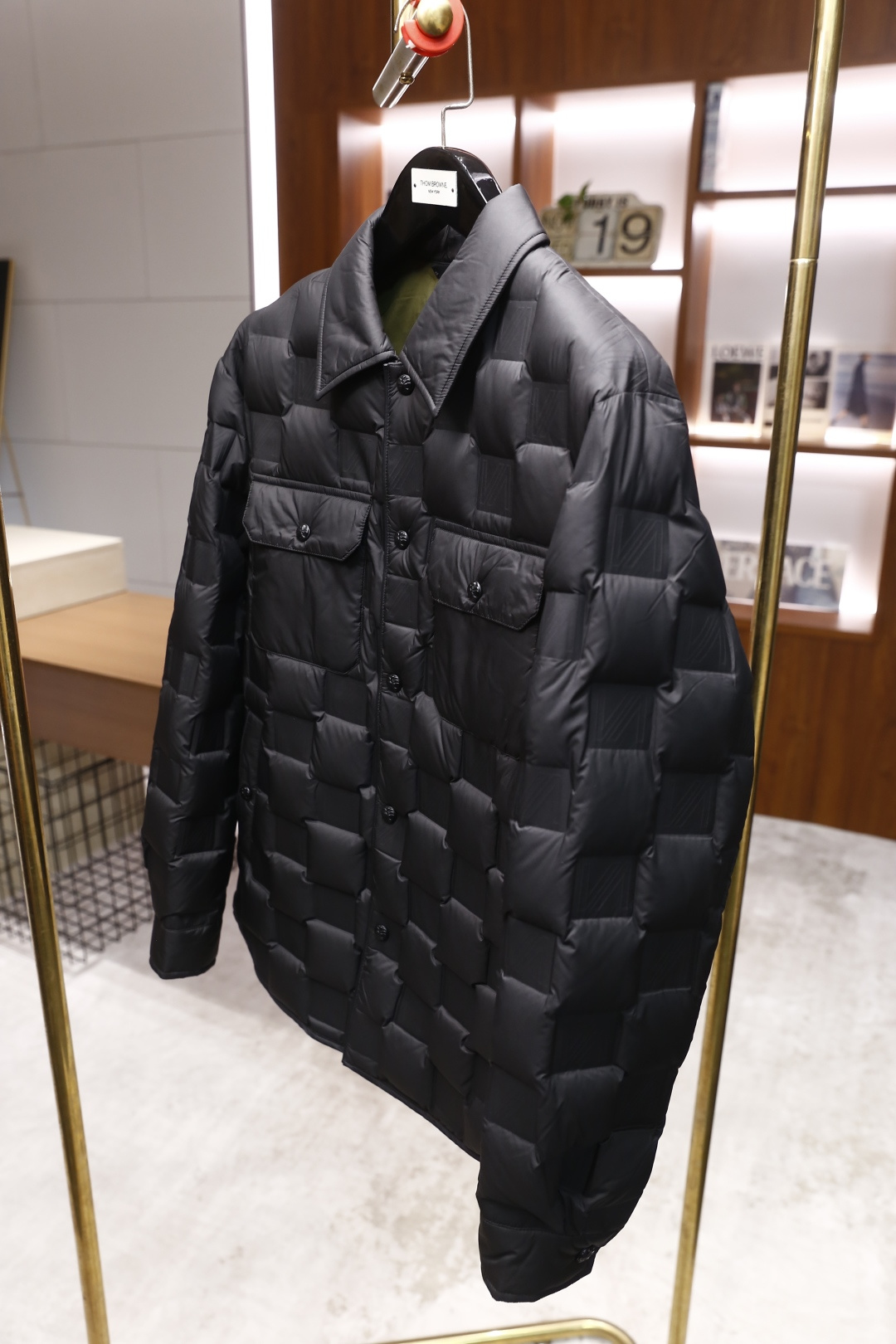 🔥克罗心.2025秋冬新款！时尚男士黑色翻领羽绒服采用了轻便的绗缝设计，能有效锁住热量，保暖性能出众。经