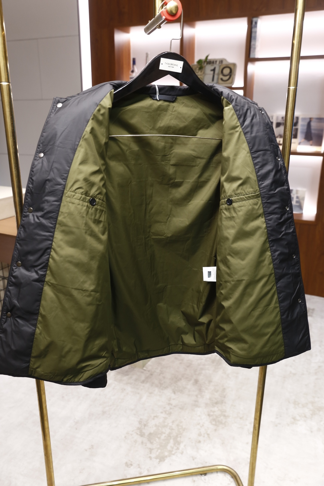 🔥克罗心.2025秋冬新款！时尚男士黑色翻领羽绒服采用了轻便的绗缝设计，能有效锁住热量，保暖性能出众。经