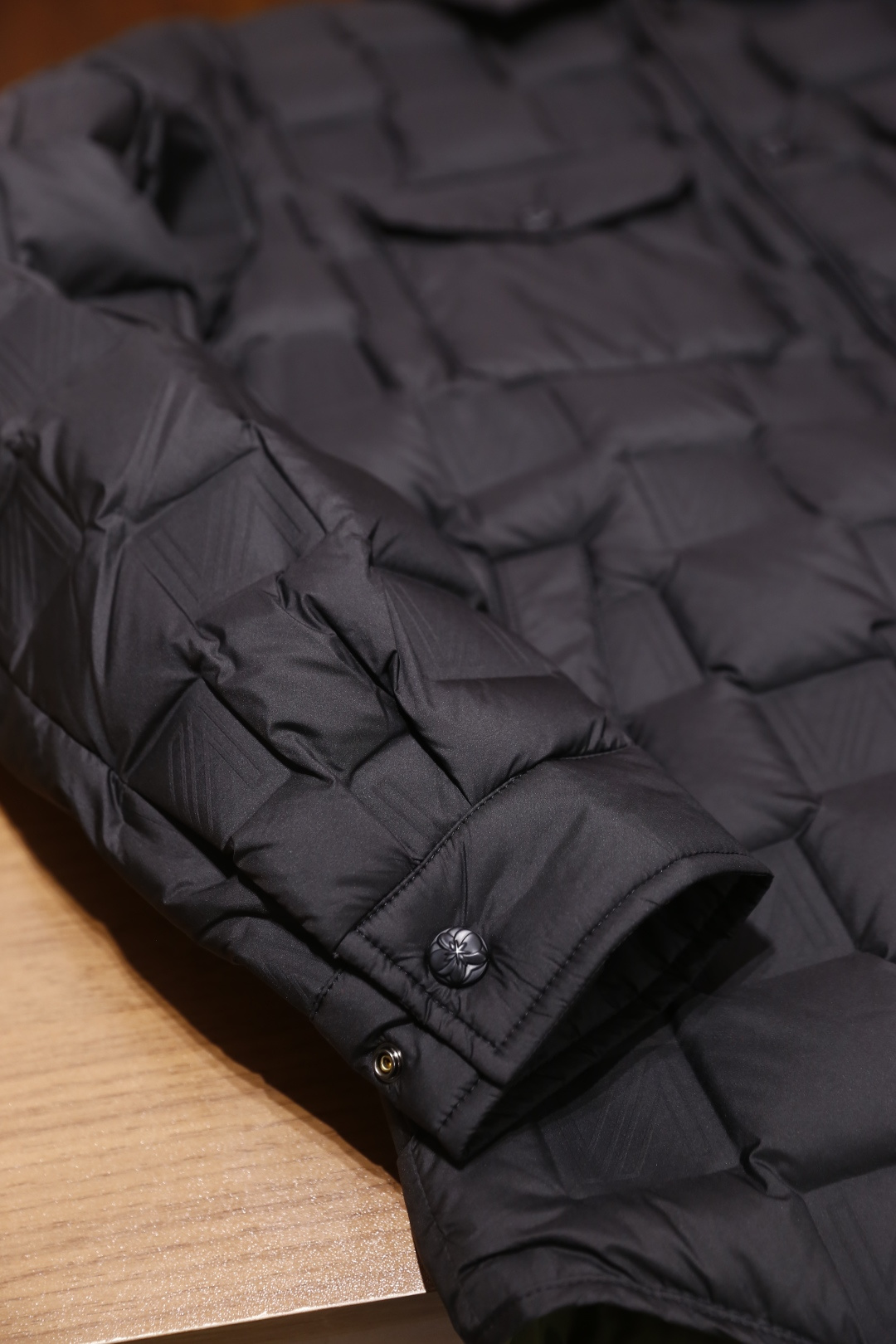 🔥克罗心.2025秋冬新款！时尚男士黑色翻领羽绒服采用了轻便的绗缝设计，能有效锁住热量，保暖性能出众。经