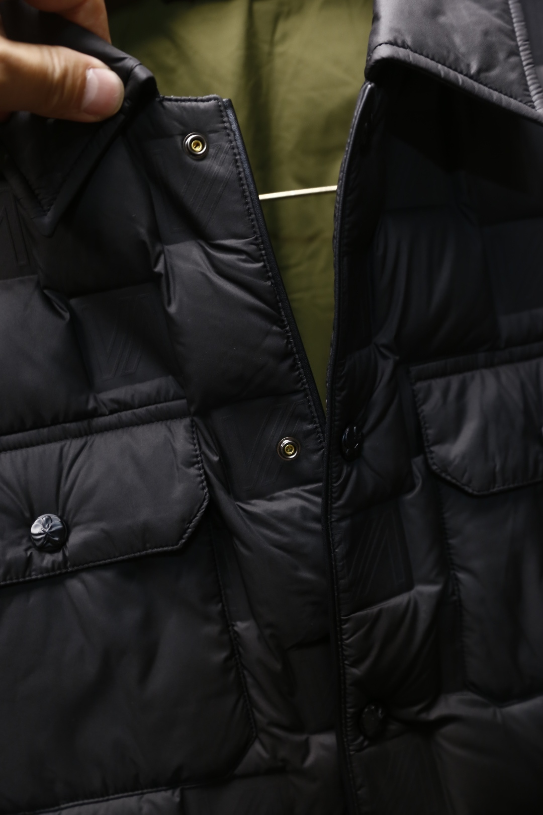 🔥克罗心.2025秋冬新款！时尚男士黑色翻领羽绒服采用了轻便的绗缝设计，能有效锁住热量，保暖性能出众。经