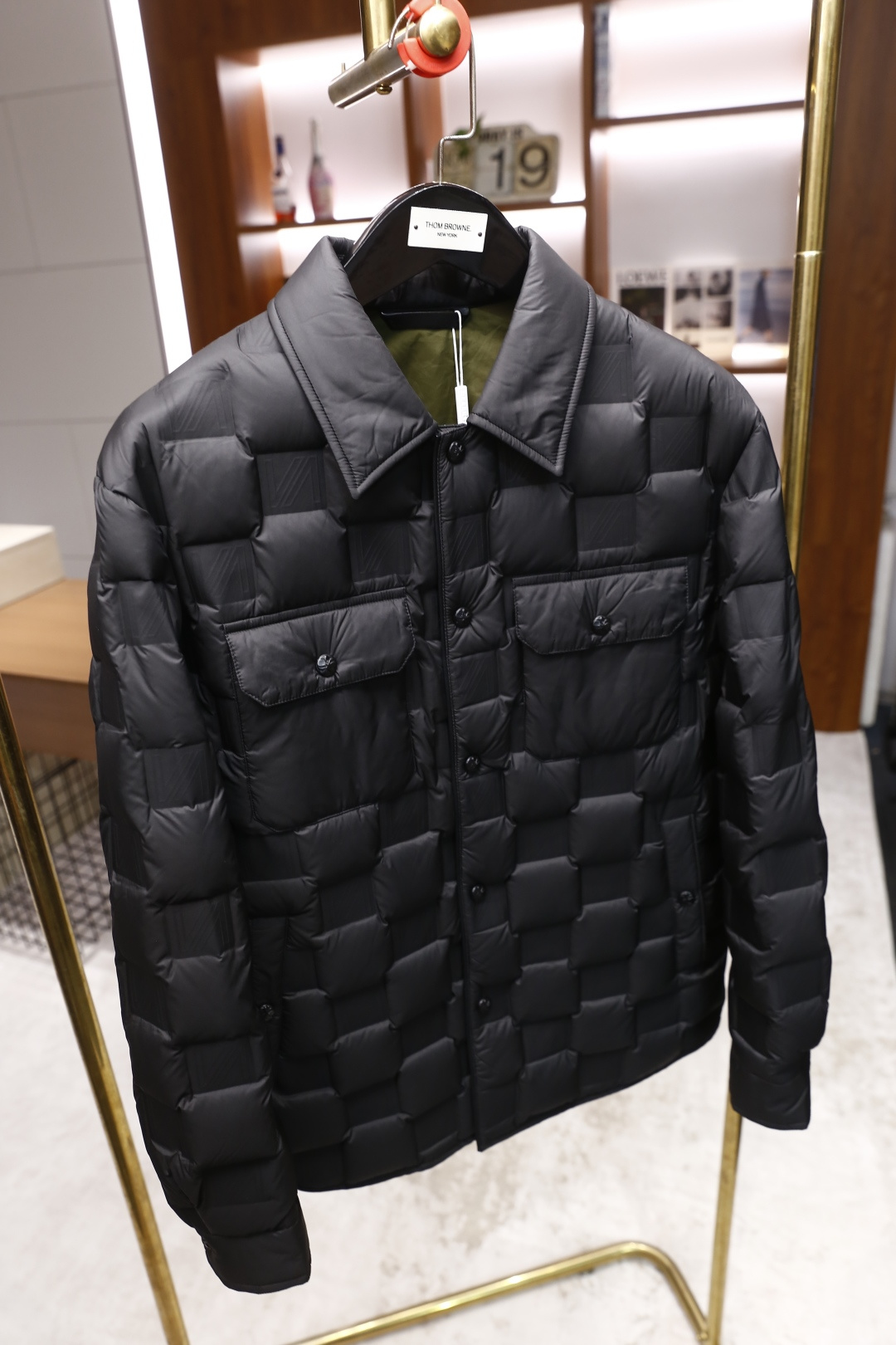 🔥克罗心.2025秋冬新款！时尚男士黑色翻领羽绒服采用了轻便的绗缝设计，能有效锁住热量，保暖性能出众。经