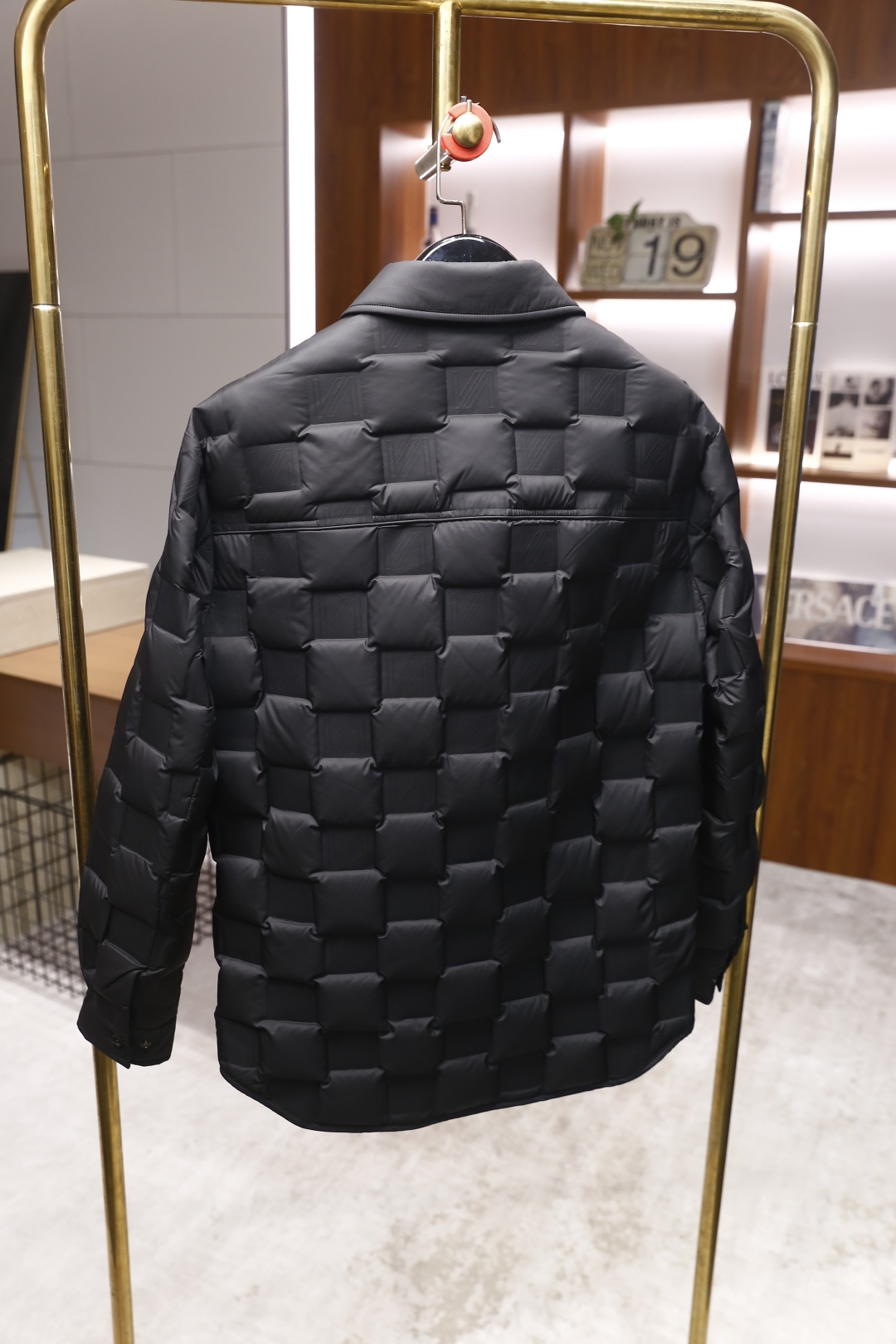 🔥克罗心.2025秋冬新款！时尚男士黑色翻领羽绒服采用了轻便的绗缝设计，能有效锁住热量，保暖性能出众。经