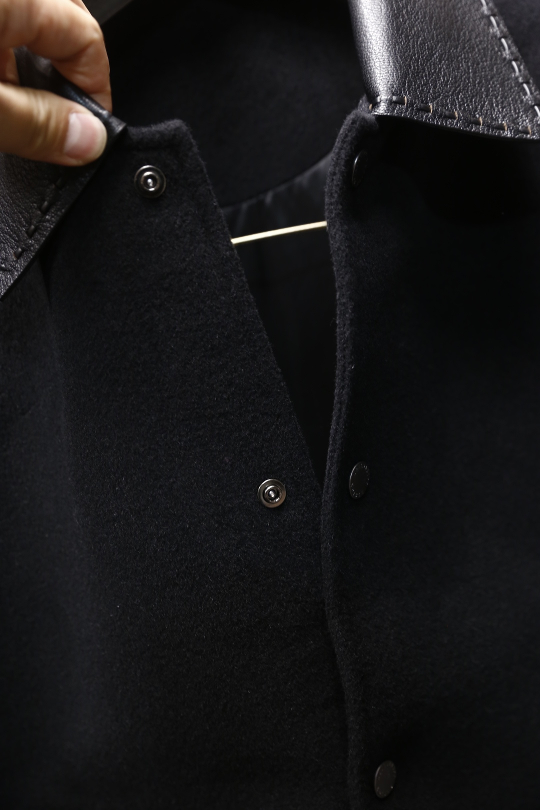 🔥lP🆕.25秋冬新款男士黑色羊绒外套👍采用舒适保暖羊绒面料！触感舒适且富有弹性，能很好地贴合身形，同时