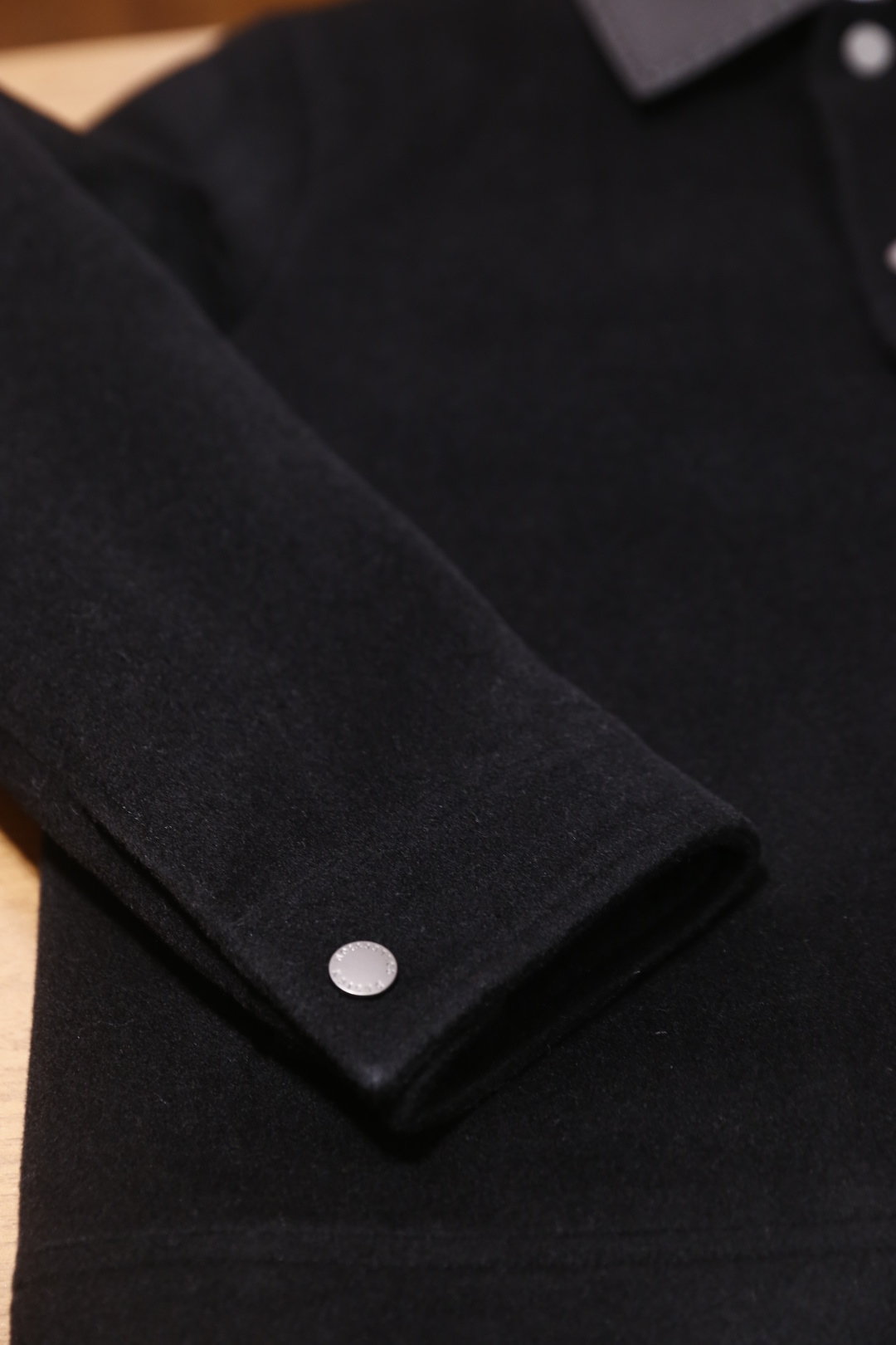 🔥lP🆕.25秋冬新款男士黑色羊绒外套👍采用舒适保暖羊绒面料！触感舒适且富有弹性，能很好地贴合身形，同时