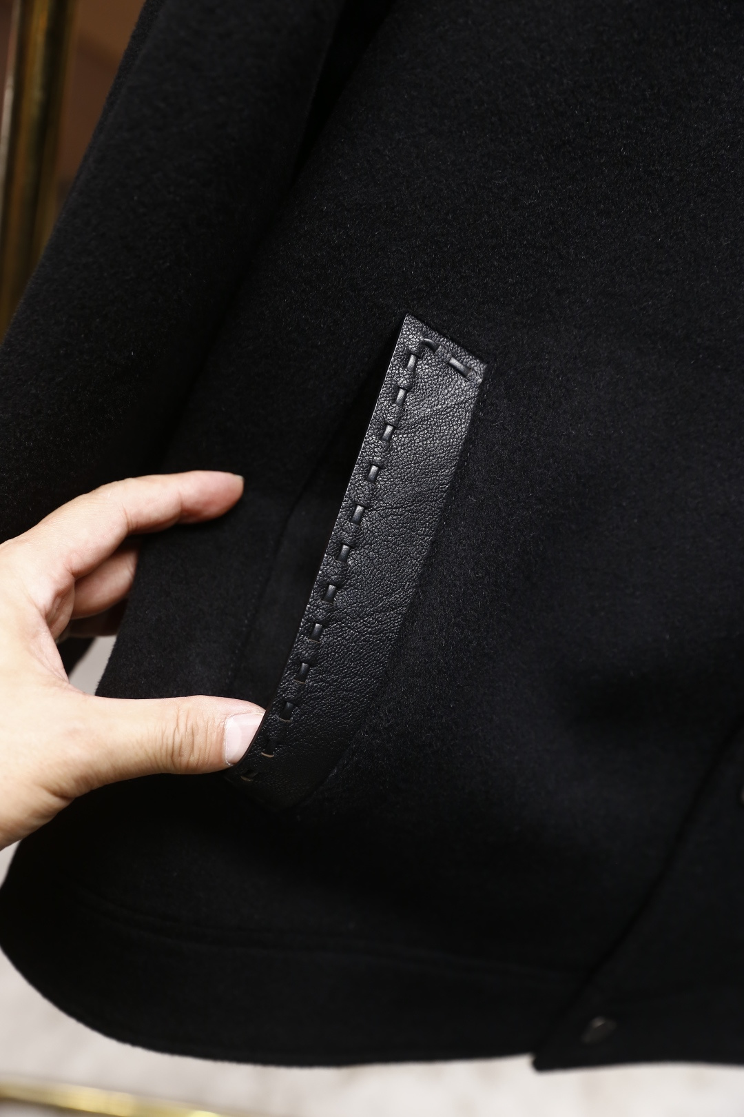 🔥lP🆕.25秋冬新款男士黑色羊绒外套👍采用舒适保暖羊绒面料！触感舒适且富有弹性，能很好地贴合身形，同时