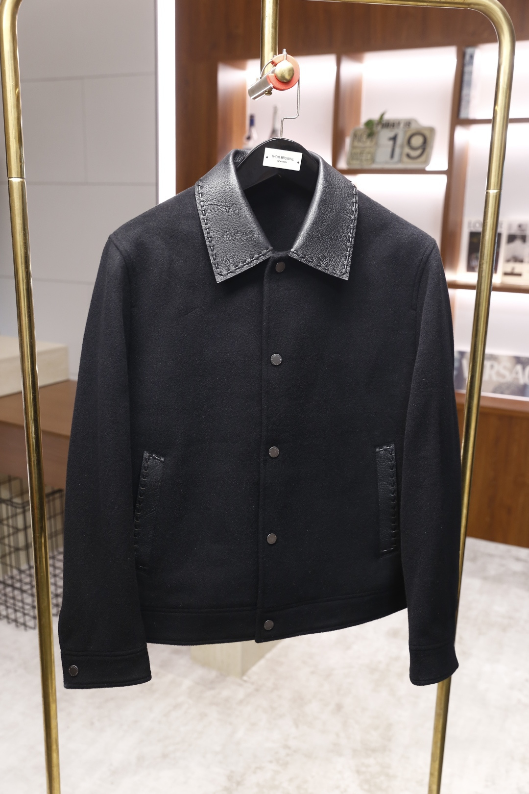 🔥lP🆕.25秋冬新款男士黑色羊绒外套👍采用舒适保暖羊绒面料！触感舒适且富有弹性，能很好地贴合身形，同时