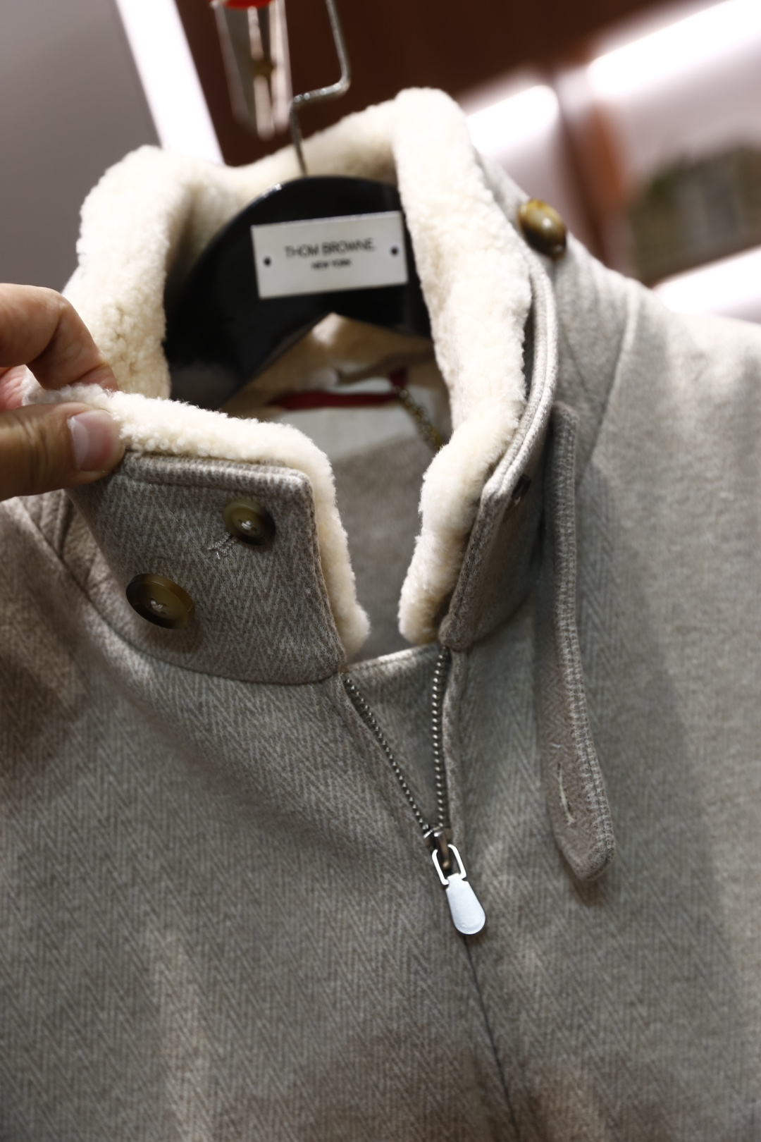 🔥lP🆕.25秋冬新款男士立领拉链夹克🆕采用柔软舒适保暖面料，触感舒适且富有弹性，能很好地贴合身形，同时