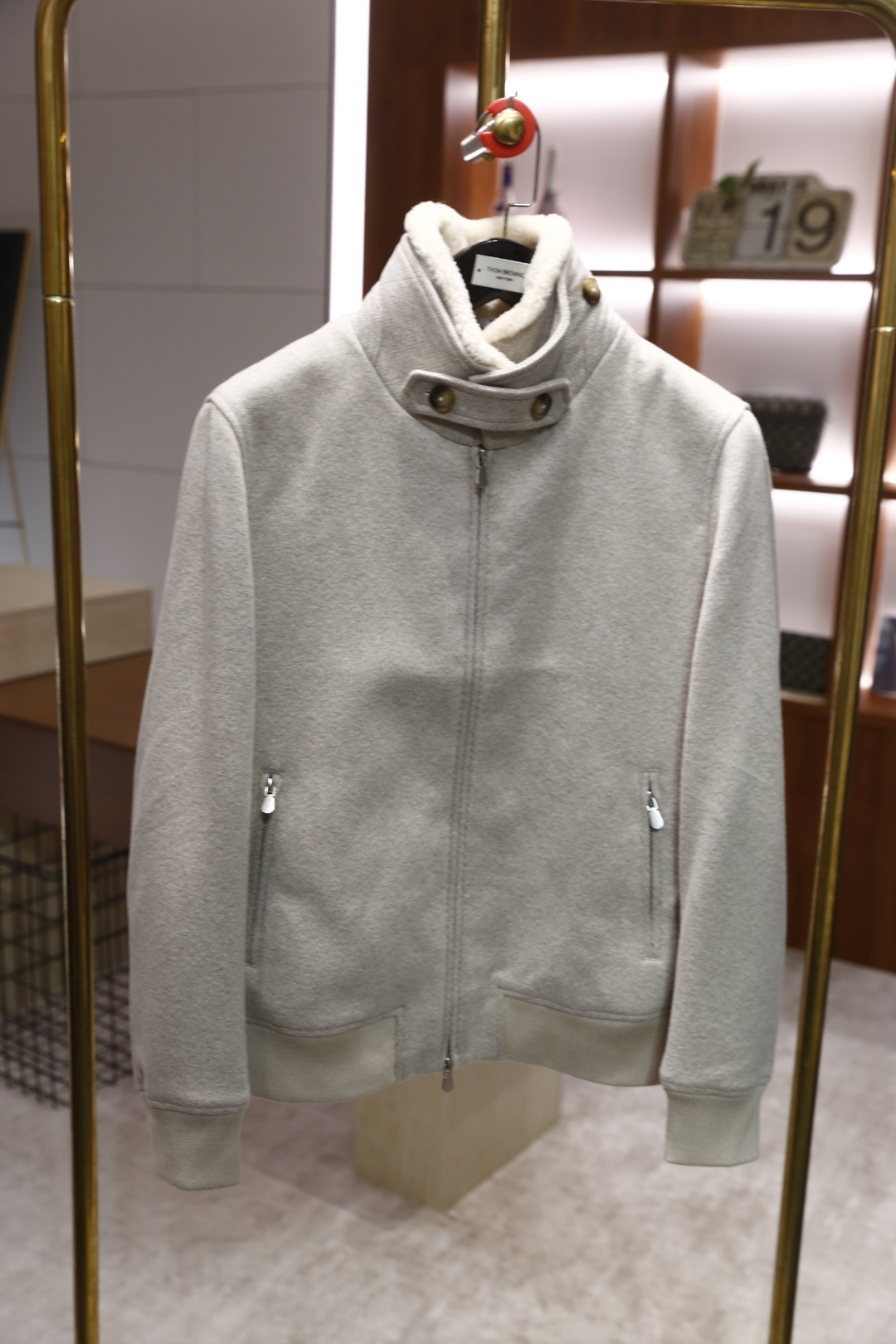 🔥lP🆕.25秋冬新款男士立领拉链夹克🆕采用柔软舒适保暖面料，触感舒适且富有弹性，能很好地贴合身形，同时