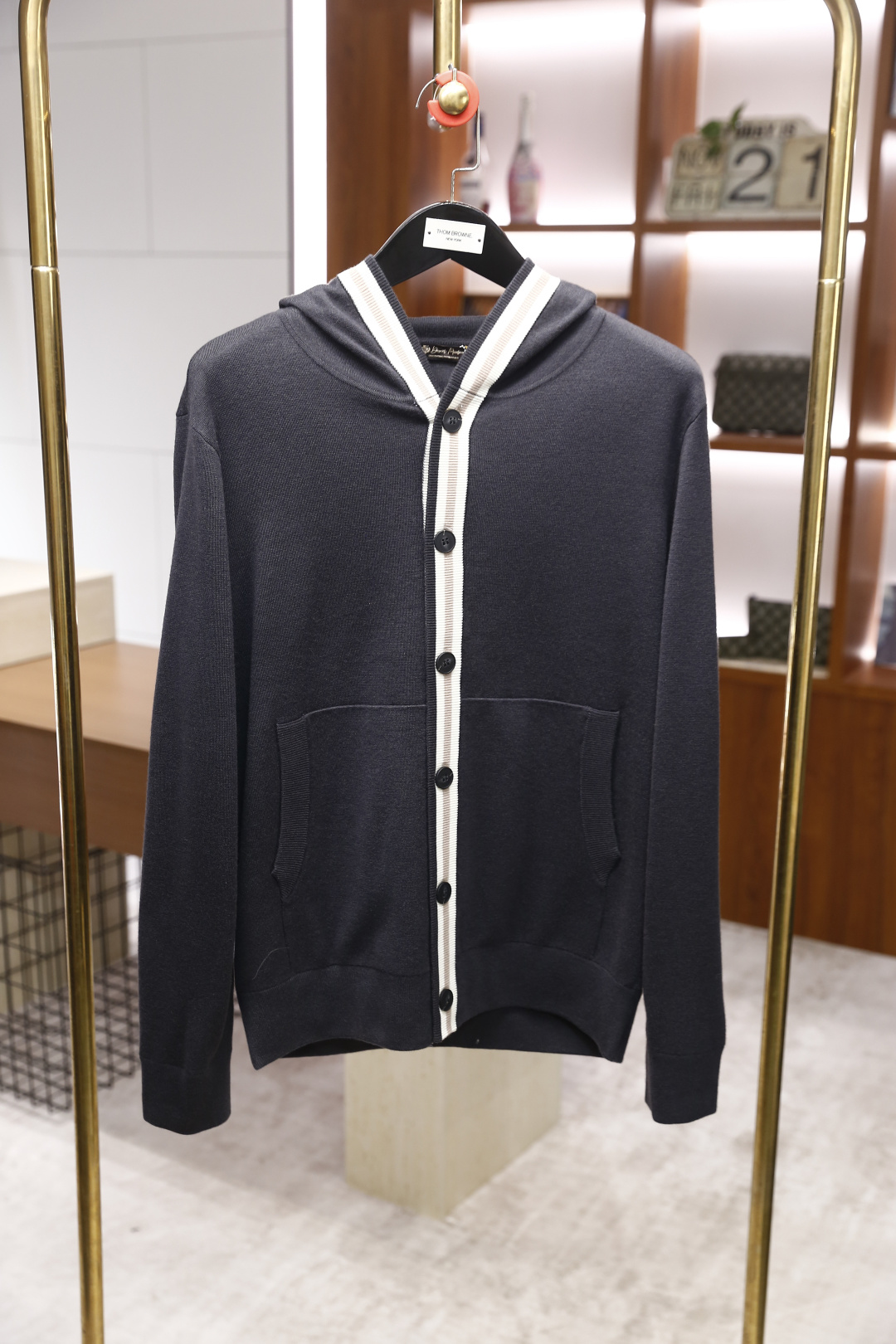 🔥lP🆕.25秋季新品😎时尚男士针织连帽开衫，采用柔软细腻的针织面料，触感舒适且富有弹性，能很好地贴合身