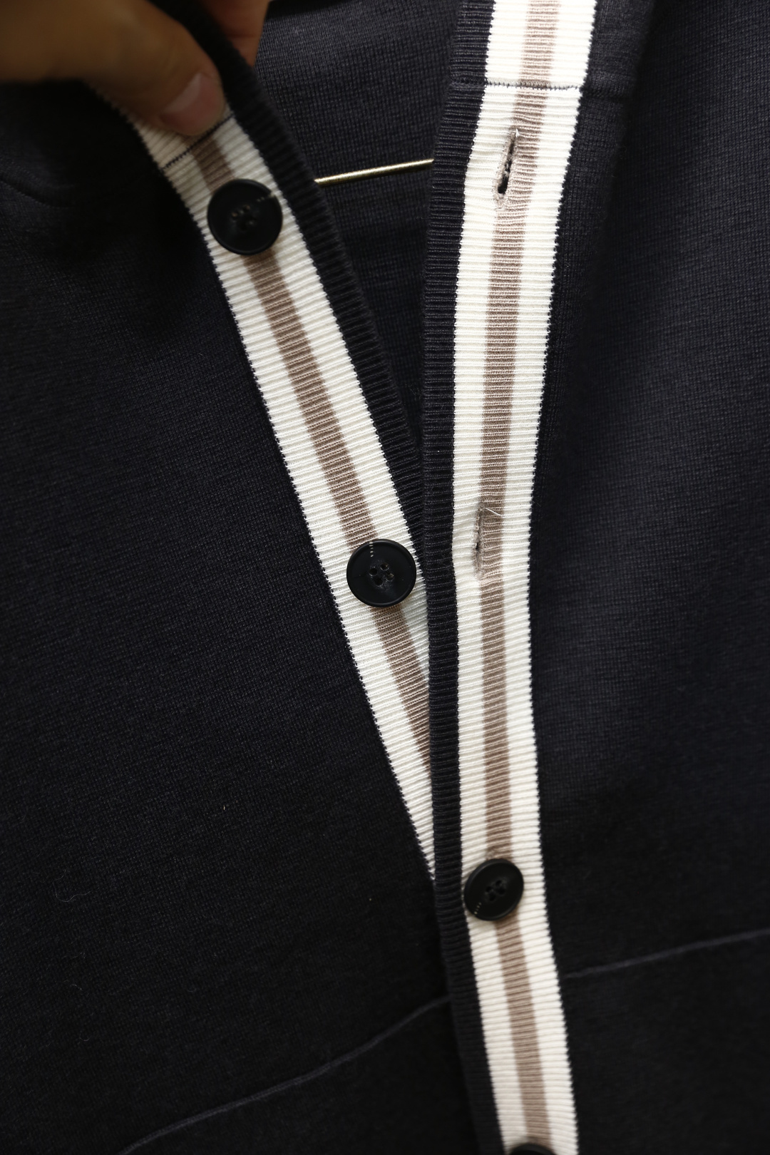 🔥lP🆕.25秋季新品😎时尚男士针织连帽开衫，采用柔软细腻的针织面料，触感舒适且富有弹性，能很好地贴合身