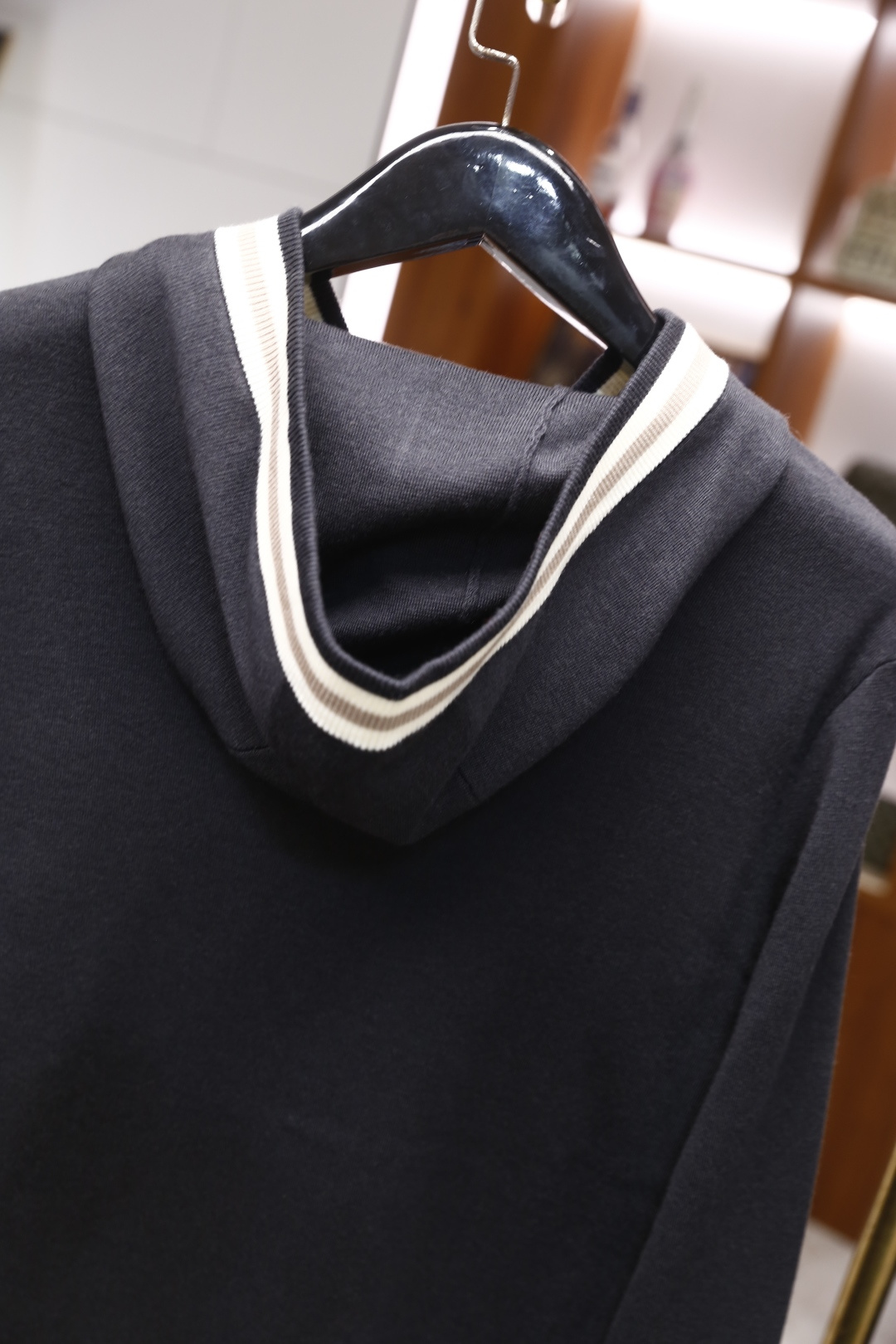 🔥lP🆕.25秋季新品😎时尚男士针织连帽开衫，采用柔软细腻的针织面料，触感舒适且富有弹性，能很好地贴合身