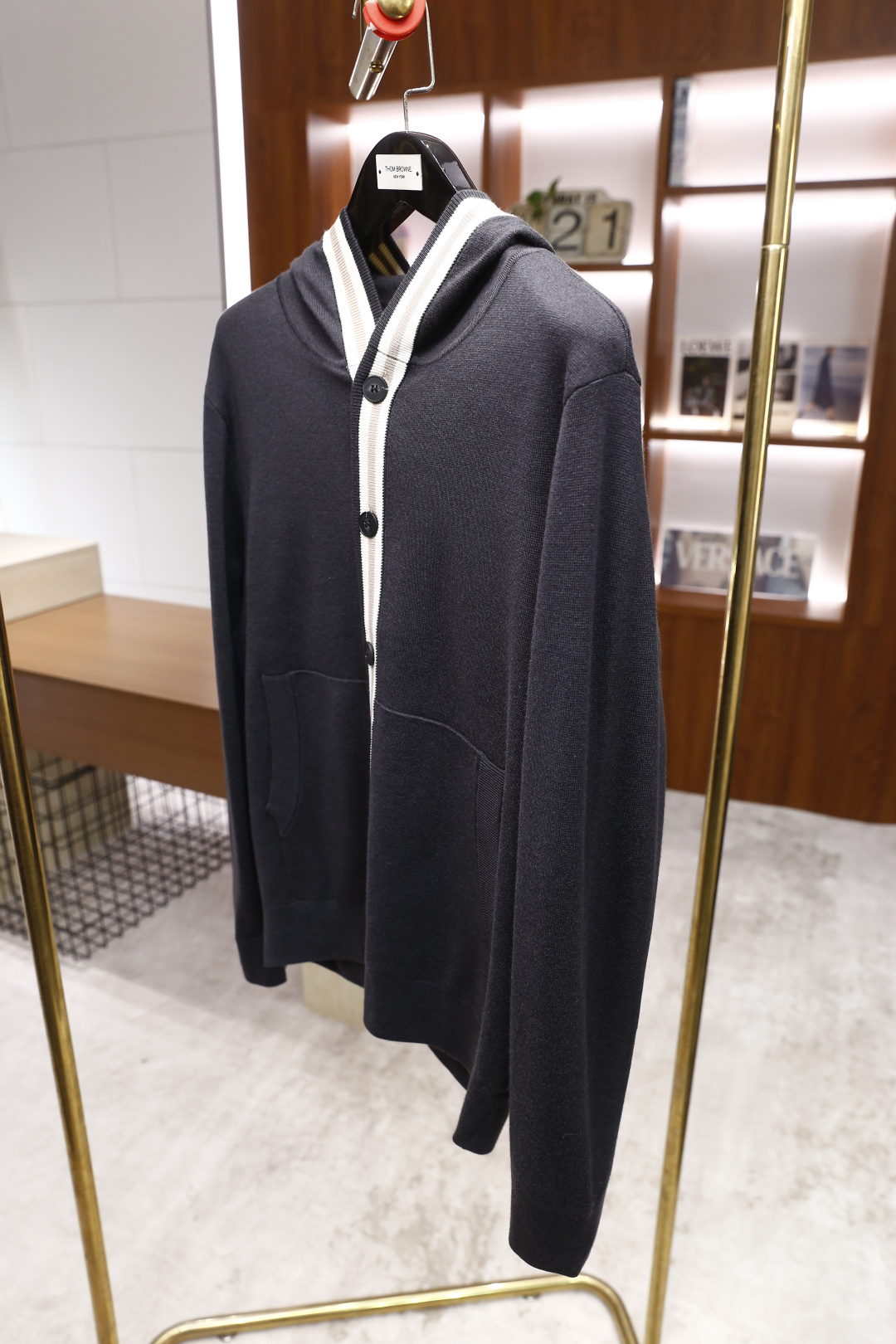 🔥lP🆕.25秋季新品😎时尚男士针织连帽开衫，采用柔软细腻的针织面料，触感舒适且富有弹性，能很好地贴合身