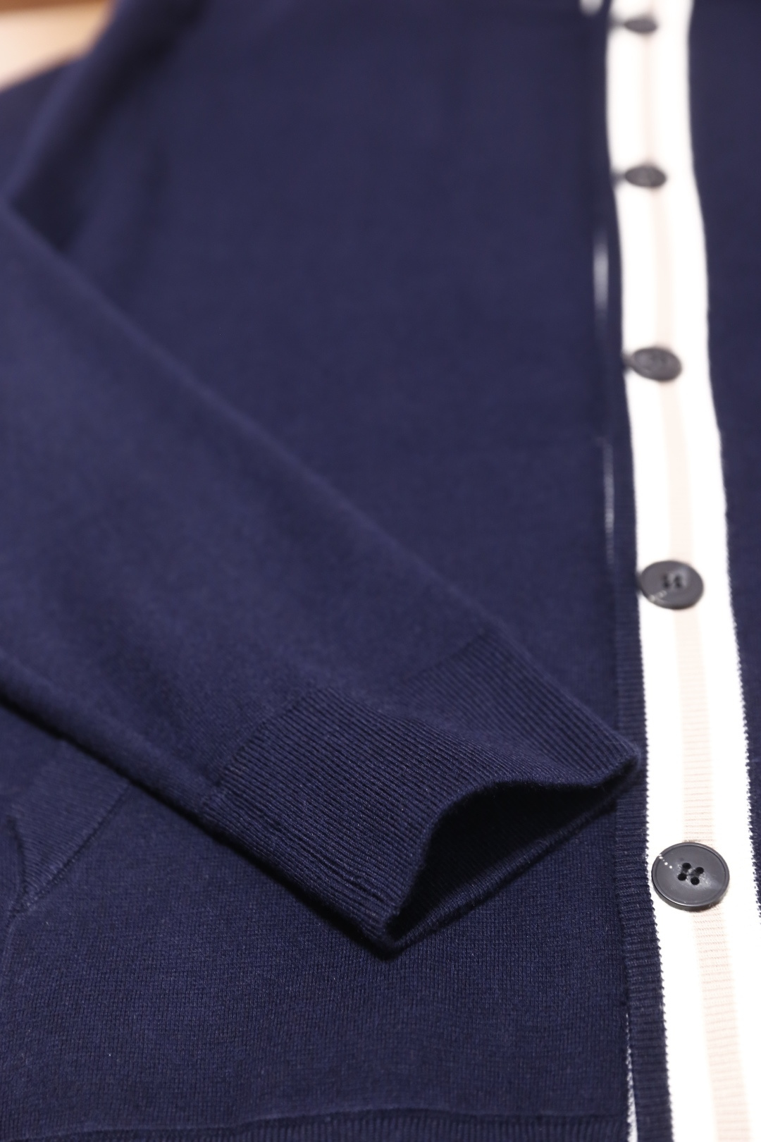 🔥lP🆕.25秋季新品😎时尚男士针织连帽开衫，采用柔软细腻的针织面料，触感舒适且富有弹性，能很好地贴合身