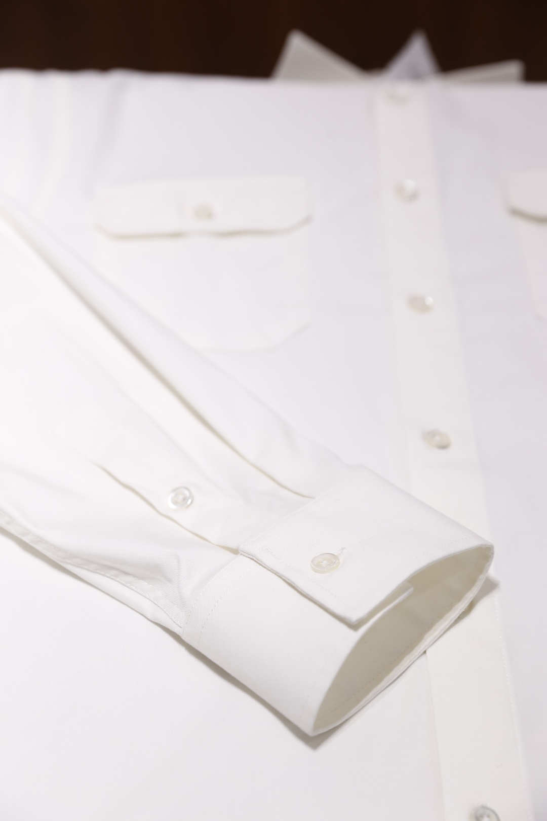 🔥BC.2025秋冬新款🆕时尚男士工装风衬衫，经典翻领设计配合单排纽扣开合，整体为直筒剪裁，上身宽松舒适