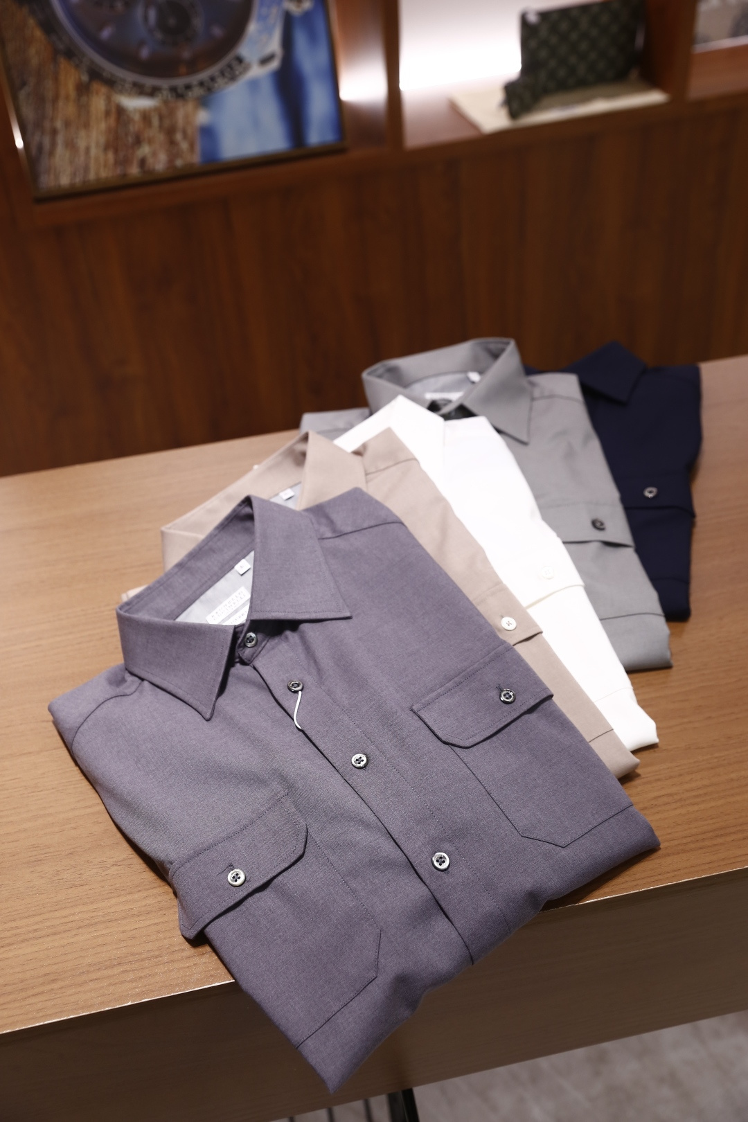 🔥BC.2025秋冬新款🆕时尚男士工装风衬衫，经典翻领设计配合单排纽扣开合，整体为直筒剪裁，上身宽松舒适