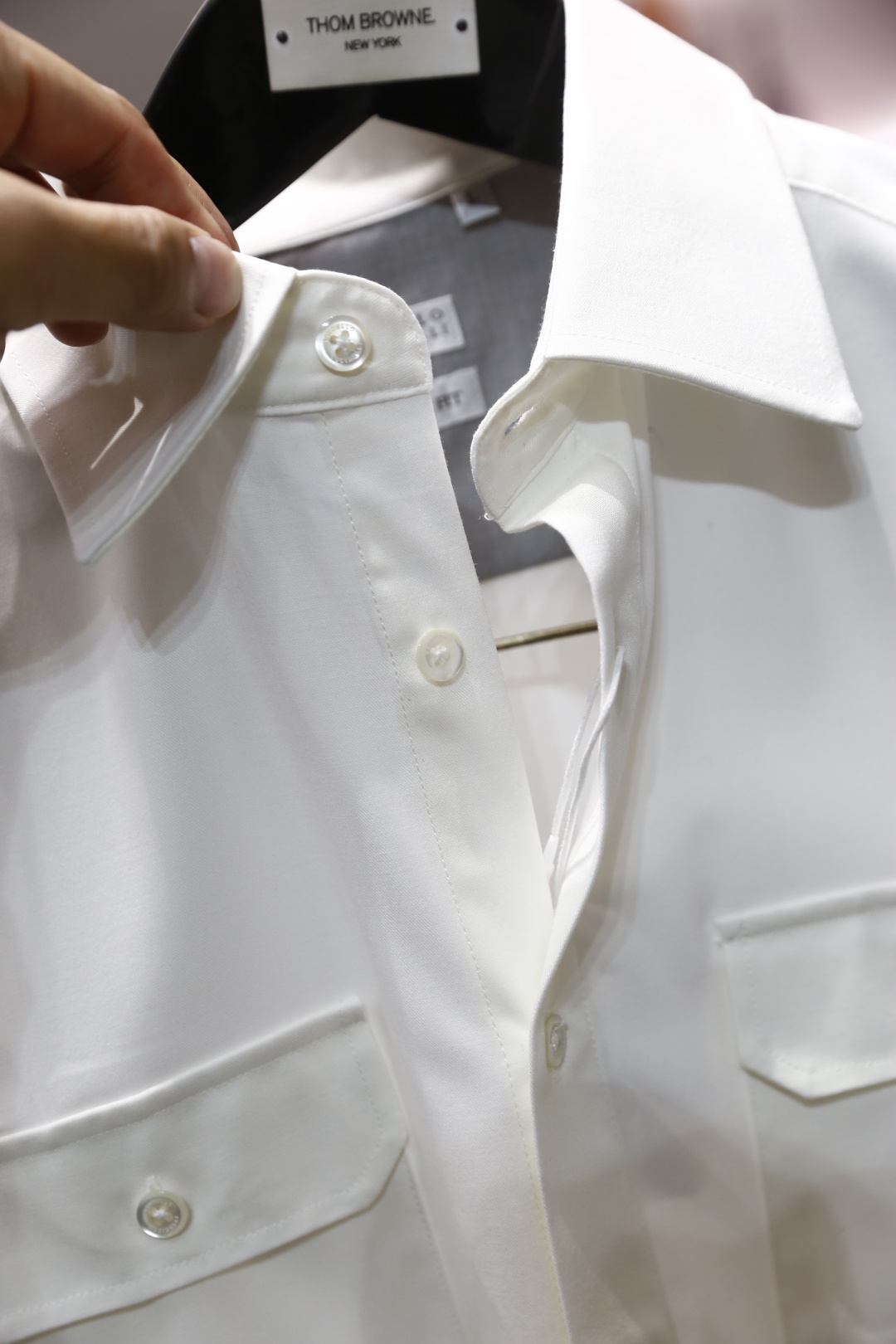 🔥BC.2025秋冬新款🆕时尚男士工装风衬衫，经典翻领设计配合单排纽扣开合，整体为直筒剪裁，上身宽松舒适