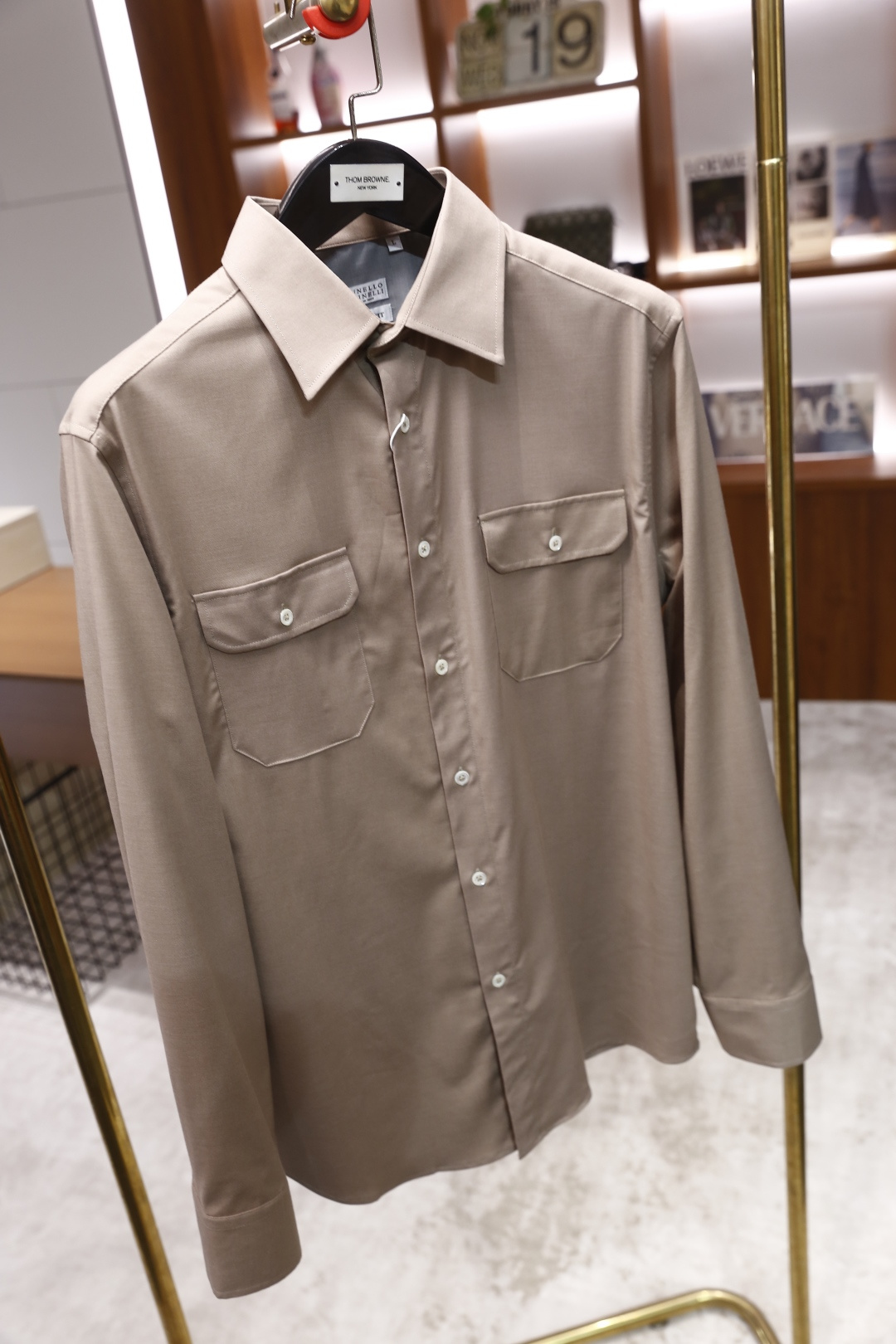 🔥BC.2025秋冬新款🆕时尚男士工装风衬衫，经典翻领设计配合单排纽扣开合，整体为直筒剪裁，上身宽松舒适