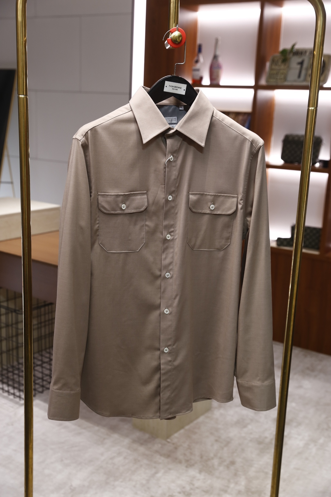 🔥BC.2025秋冬新款🆕时尚男士工装风衬衫，经典翻领设计配合单排纽扣开合，整体为直筒剪裁，上身宽松舒适