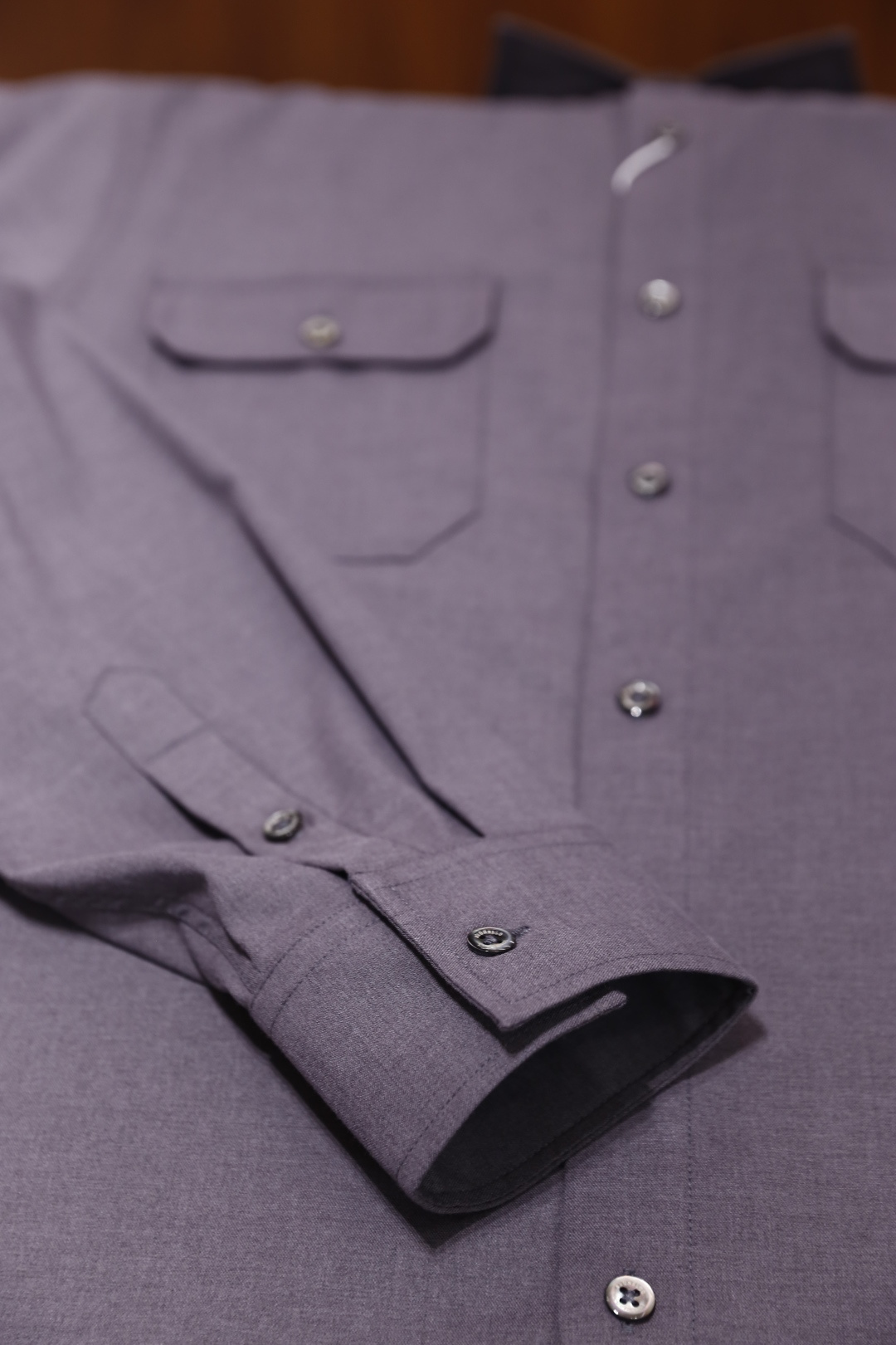 🔥BC.2025秋冬新款🆕时尚男士工装风衬衫，经典翻领设计配合单排纽扣开合，整体为直筒剪裁，上身宽松舒适