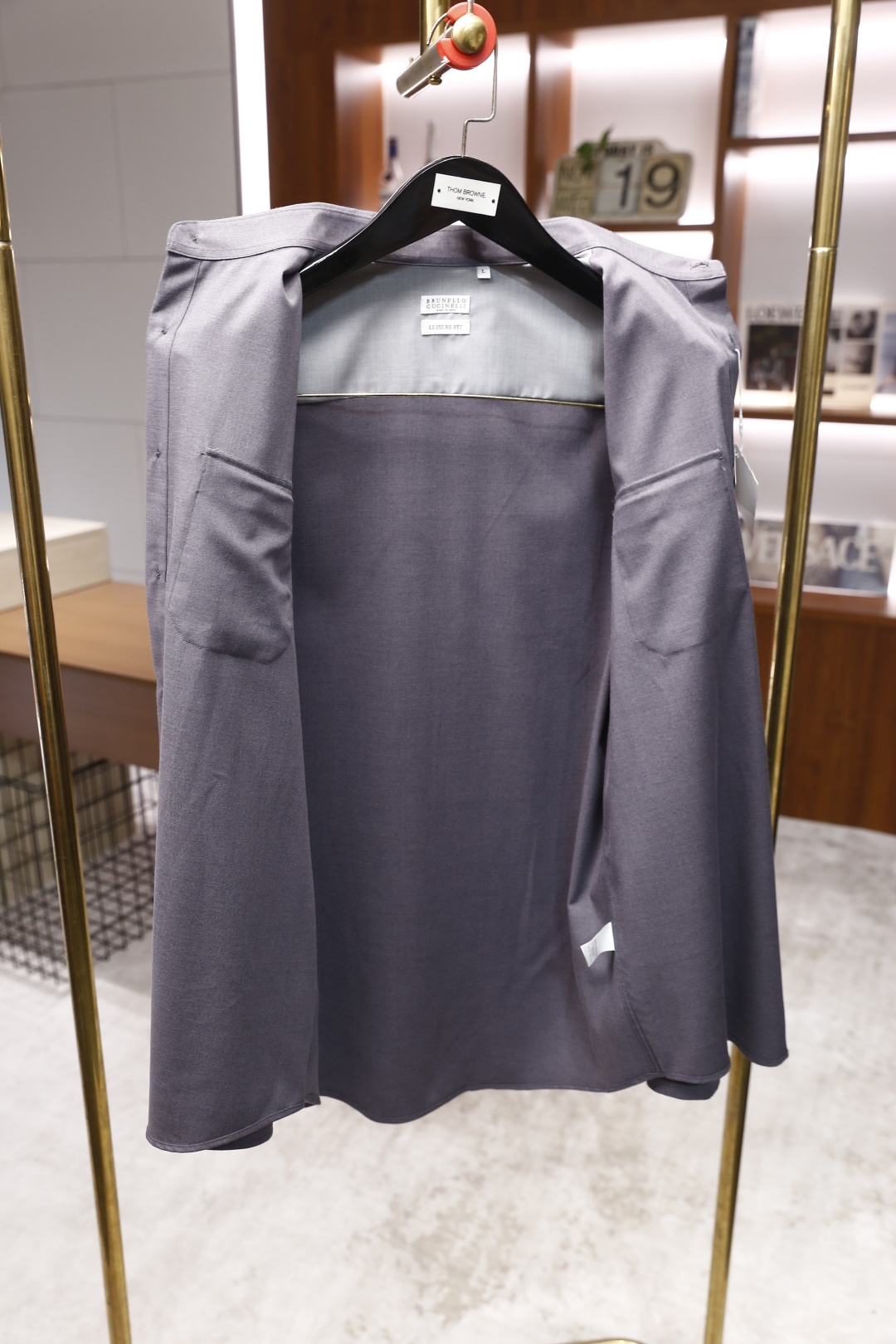 🔥BC.2025秋冬新款🆕时尚男士工装风衬衫，经典翻领设计配合单排纽扣开合，整体为直筒剪裁，上身宽松舒适