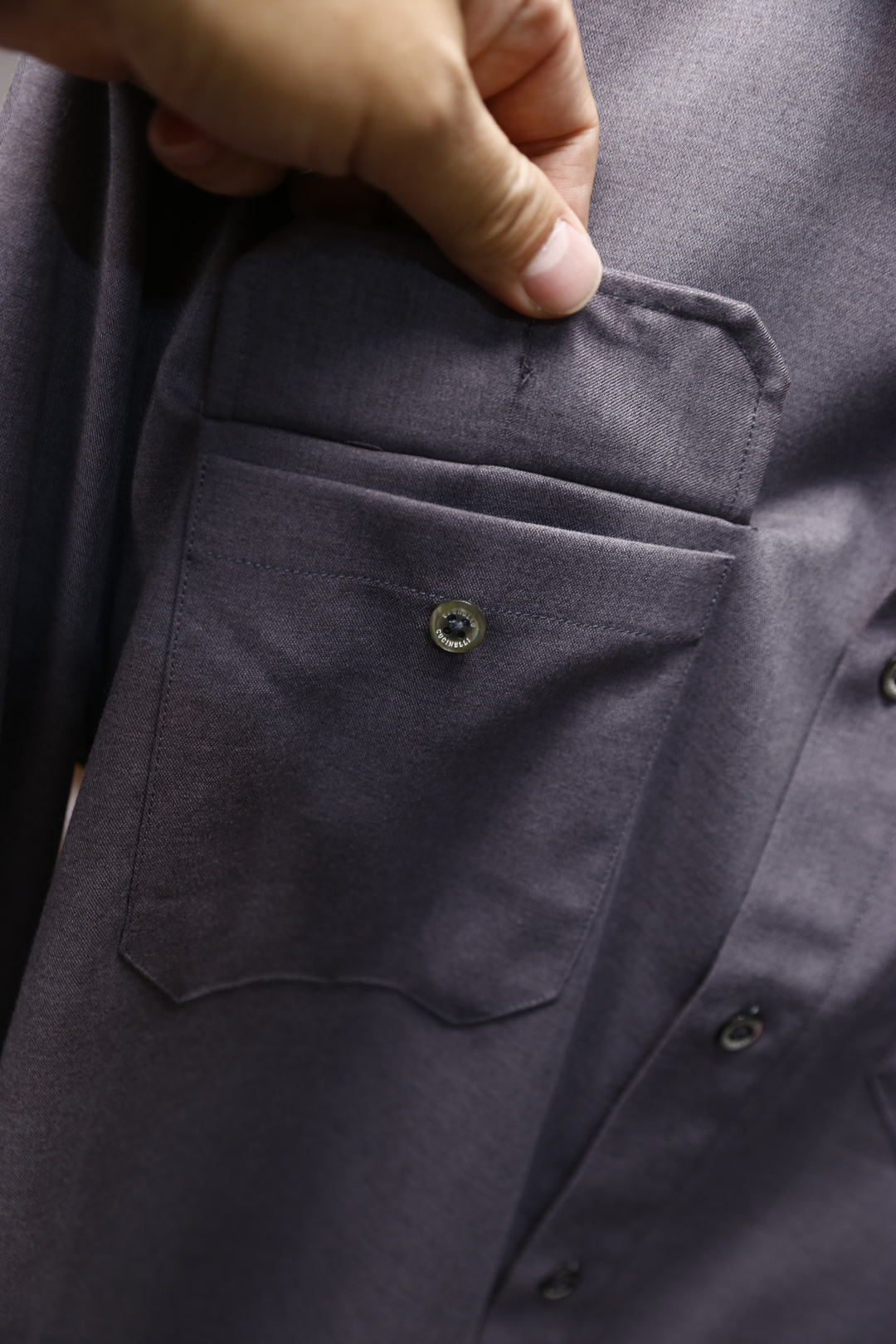 🔥BC.2025秋冬新款🆕时尚男士工装风衬衫，经典翻领设计配合单排纽扣开合，整体为直筒剪裁，上身宽松舒适