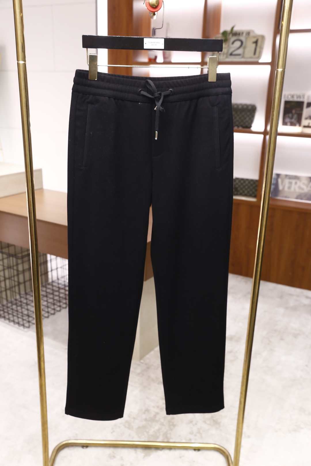 🔥普拉*/Pr*da.2025秋冬新款！时尚男士百搭抽绳休闲裤，采用了柔软舒适面料，触感细腻且富有弹性，