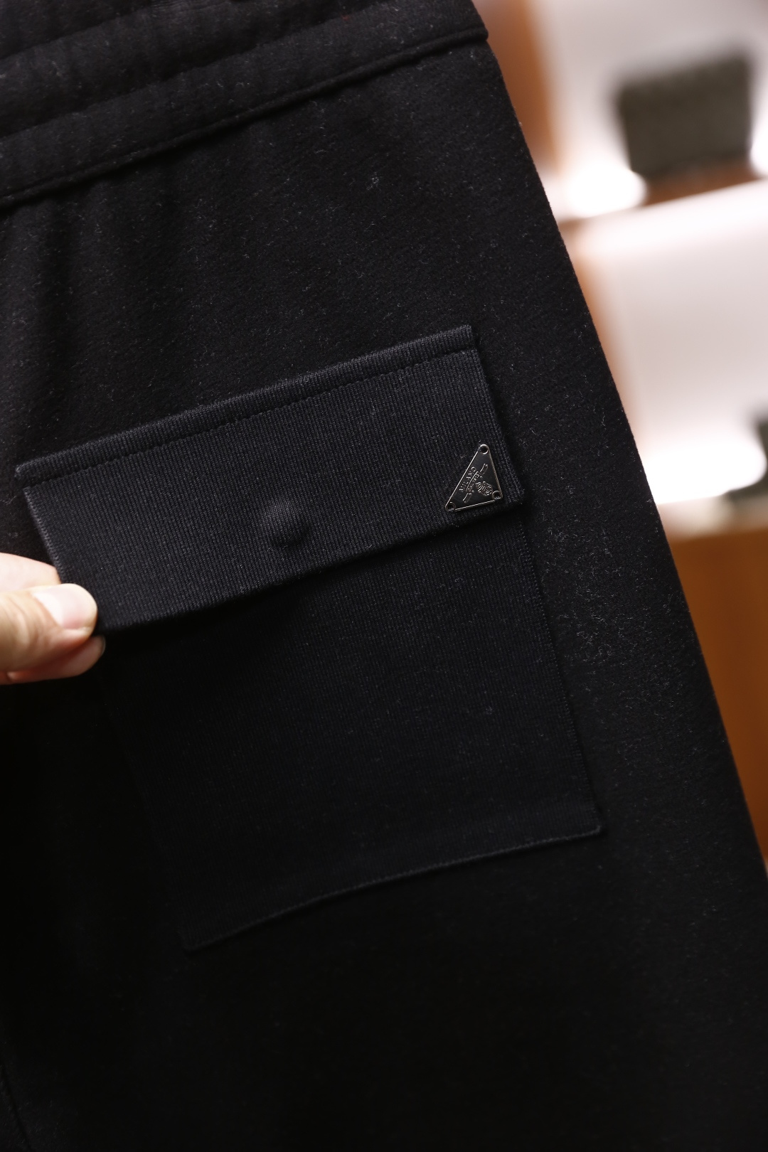 🔥普拉*/Pr*da.2025秋冬新款！时尚男士百搭抽绳休闲裤，采用了柔软舒适面料，触感细腻且富有弹性，
