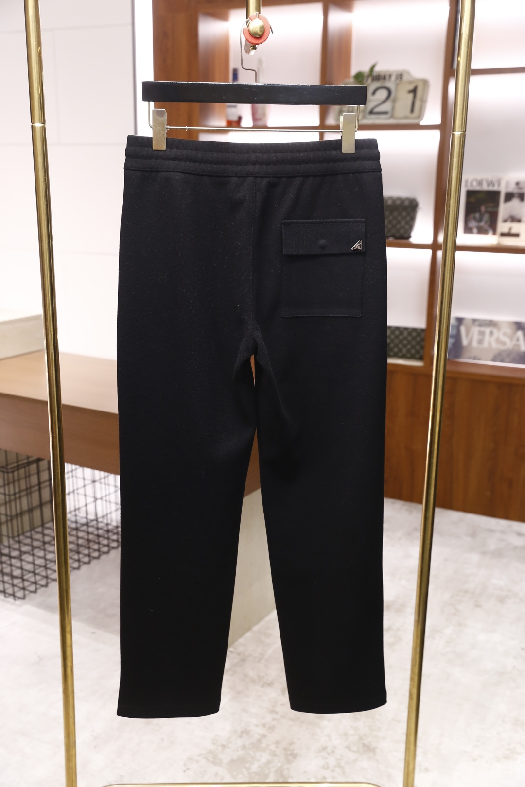 🔥普拉*/Pr*da.2025秋冬新款！时尚男士百搭抽绳休闲裤，采用了柔软舒适面料，触感细腻且富有弹性，