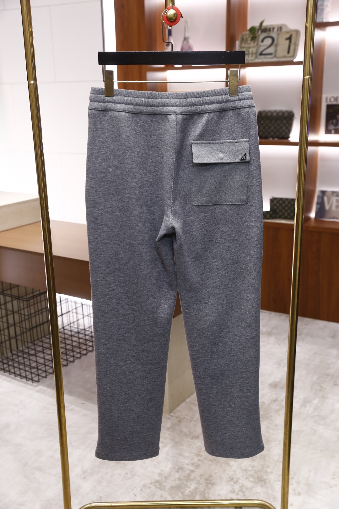 🔥普拉*/Pr*da.2025秋冬新款！时尚男士百搭抽绳休闲裤，采用了柔软舒适面料，触感细腻且富有弹性，