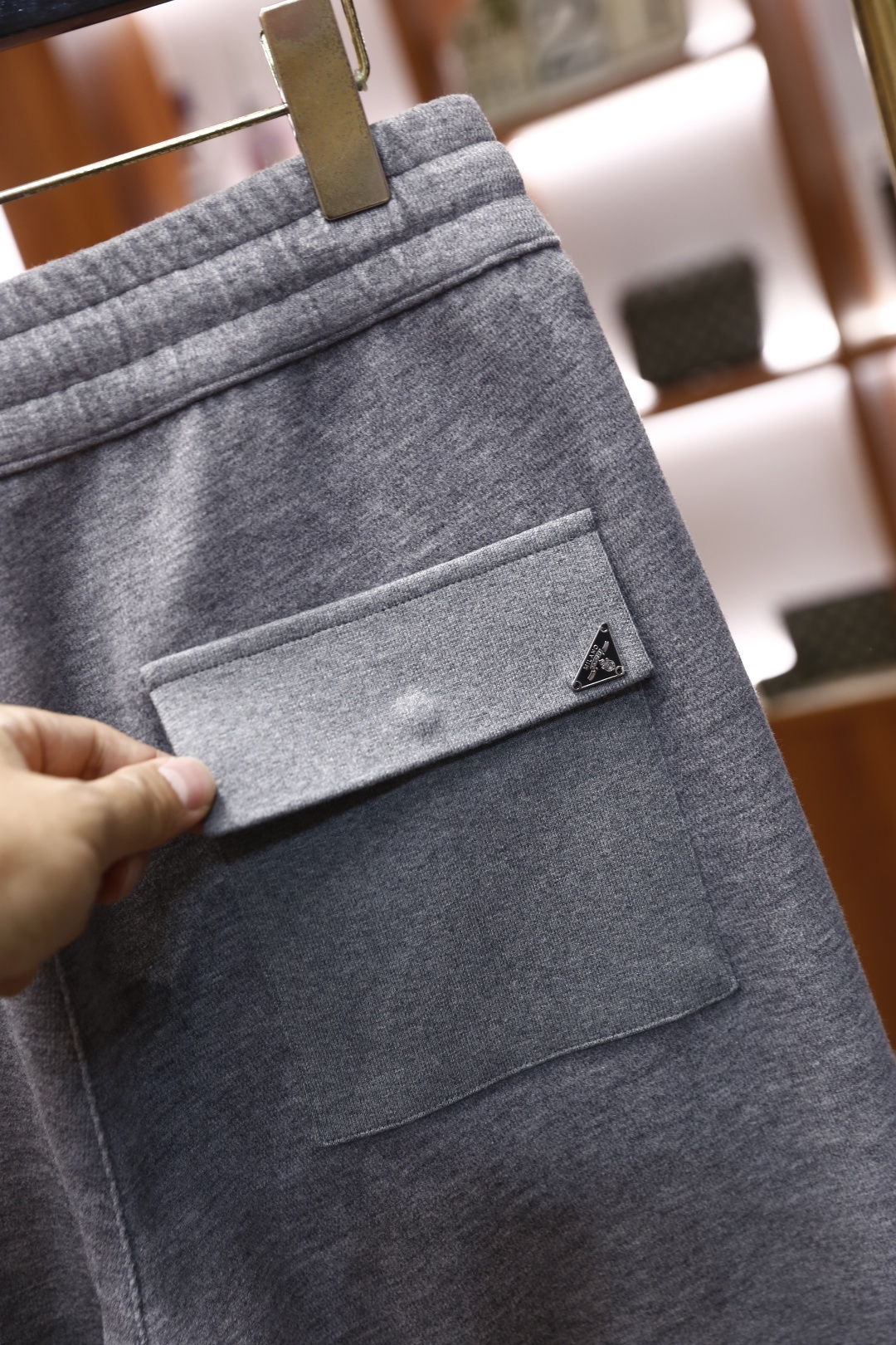 🔥普拉*/Pr*da.2025秋冬新款！时尚男士百搭抽绳休闲裤，采用了柔软舒适面料，触感细腻且富有弹性，