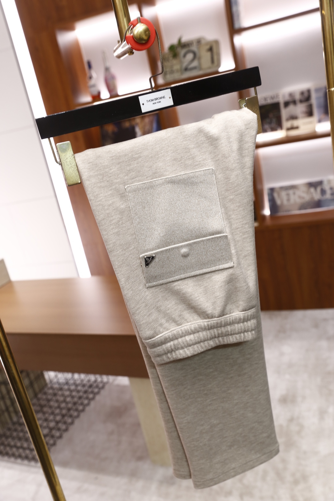 🔥普拉*/Pr*da.2025秋冬新款！时尚男士百搭抽绳休闲裤，采用了柔软舒适面料，触感细腻且富有弹性，