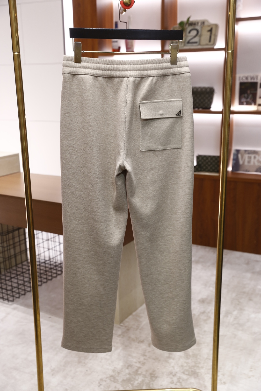 🔥普拉*/Pr*da.2025秋冬新款！时尚男士百搭抽绳休闲裤，采用了柔软舒适面料，触感细腻且富有弹性，