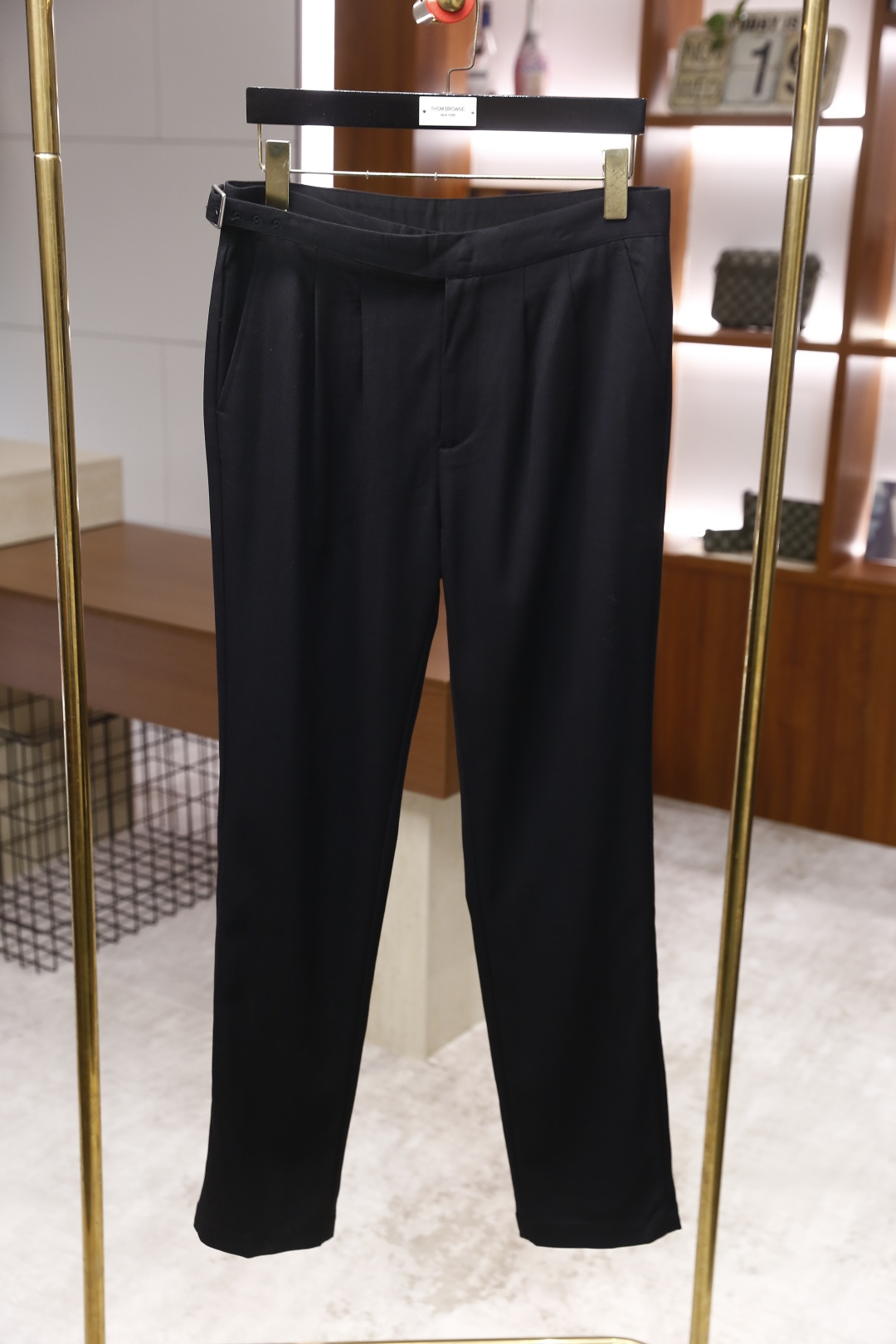 🔥lP🆕.2025秋冬新款！时尚男士百搭双褶西裤👍在面料的选择上尤为考究，呈现出细腻的质感与柔和的光泽，