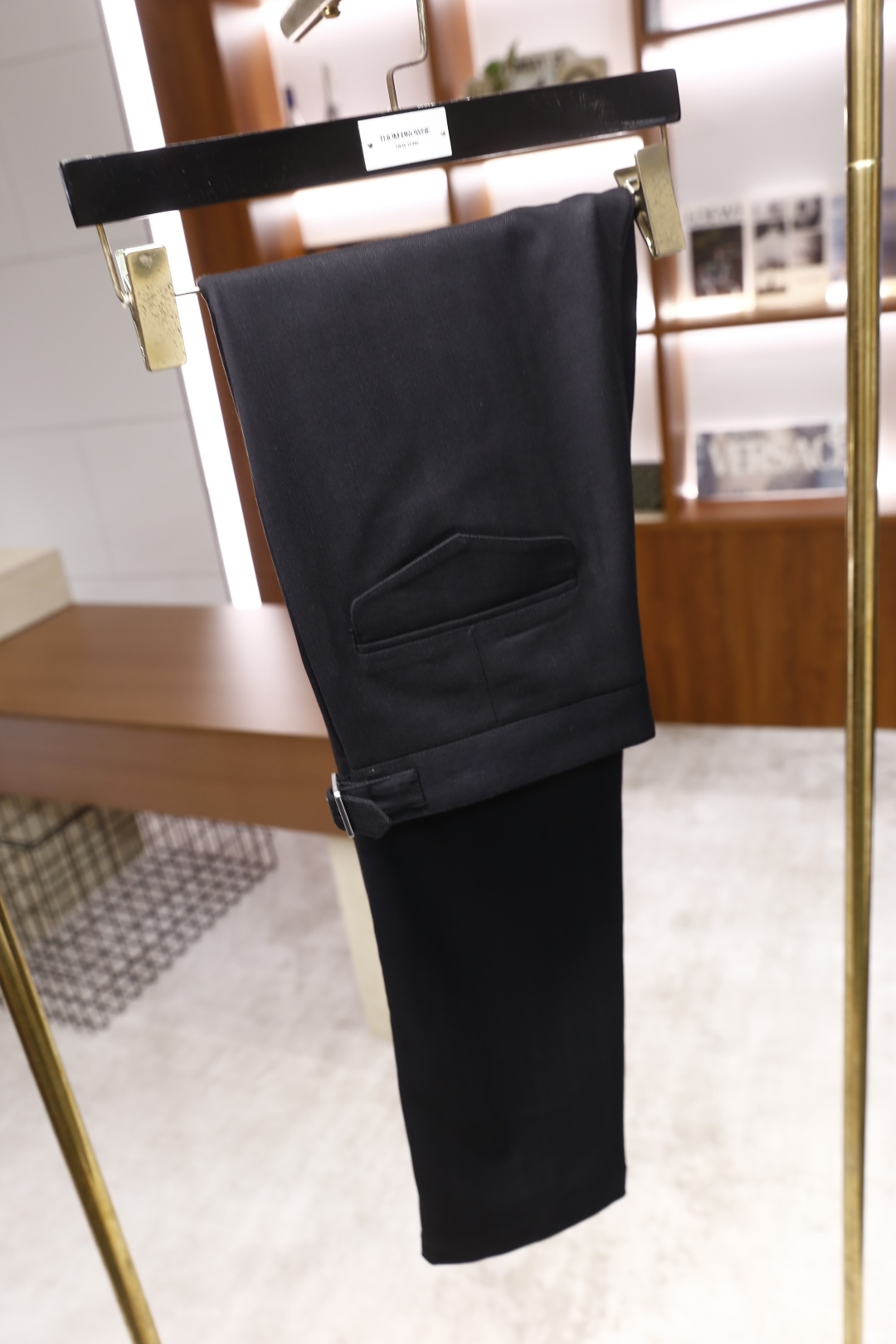 🔥lP🆕.2025秋冬新款！时尚男士百搭双褶西裤👍在面料的选择上尤为考究，呈现出细腻的质感与柔和的光泽，