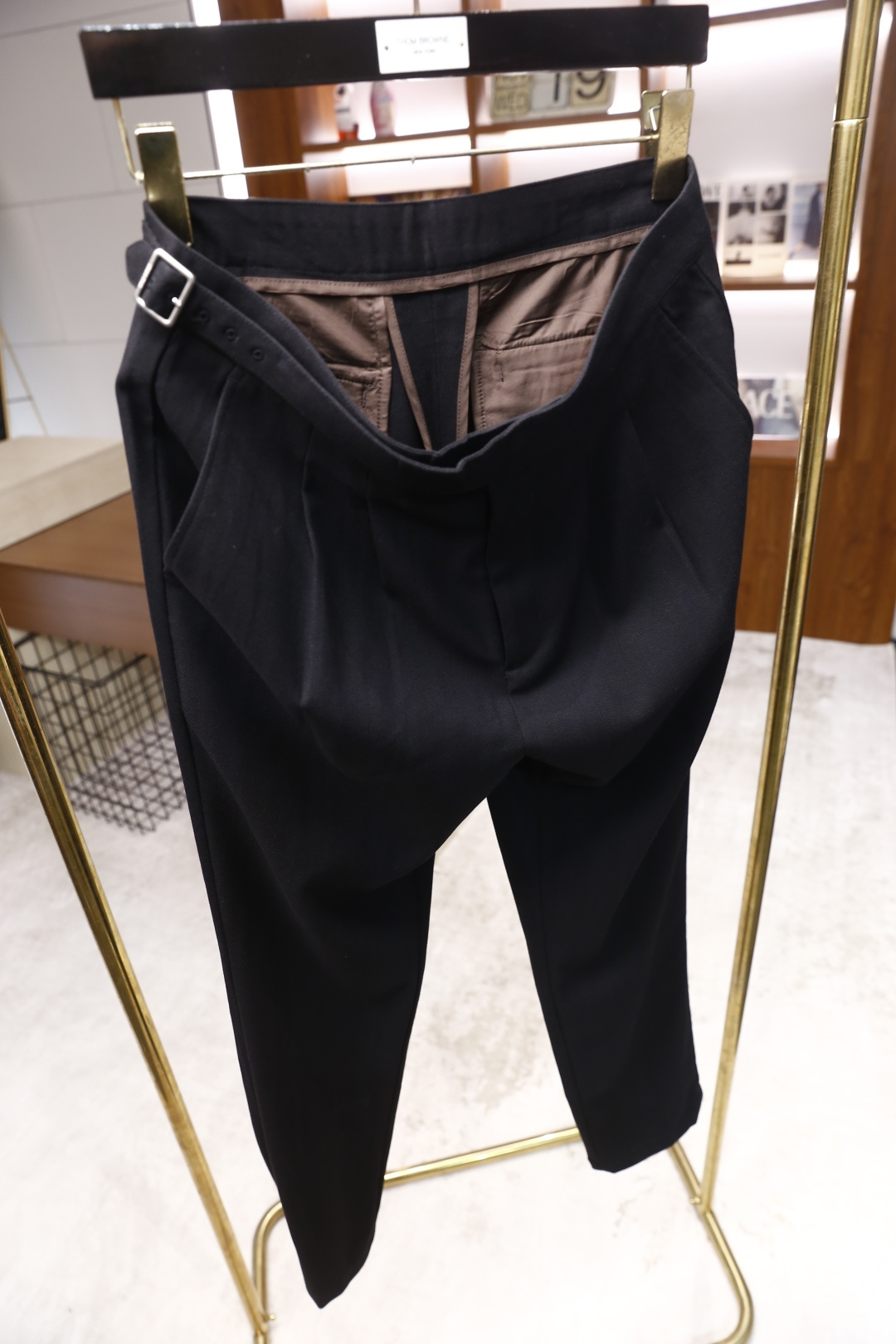 🔥lP🆕.2025秋冬新款！时尚男士百搭双褶西裤👍在面料的选择上尤为考究，呈现出细腻的质感与柔和的光泽，