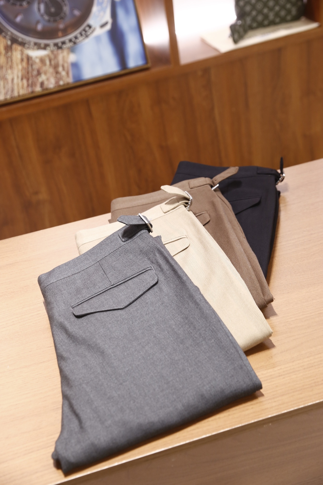 🔥lP🆕.2025秋冬新款！时尚男士百搭双褶西裤👍在面料的选择上尤为考究，呈现出细腻的质感与柔和的光泽，
