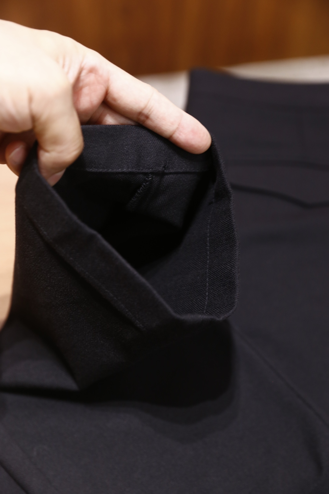 🔥lP🆕.2025秋冬新款！时尚男士百搭双褶西裤👍在面料的选择上尤为考究，呈现出细腻的质感与柔和的光泽，