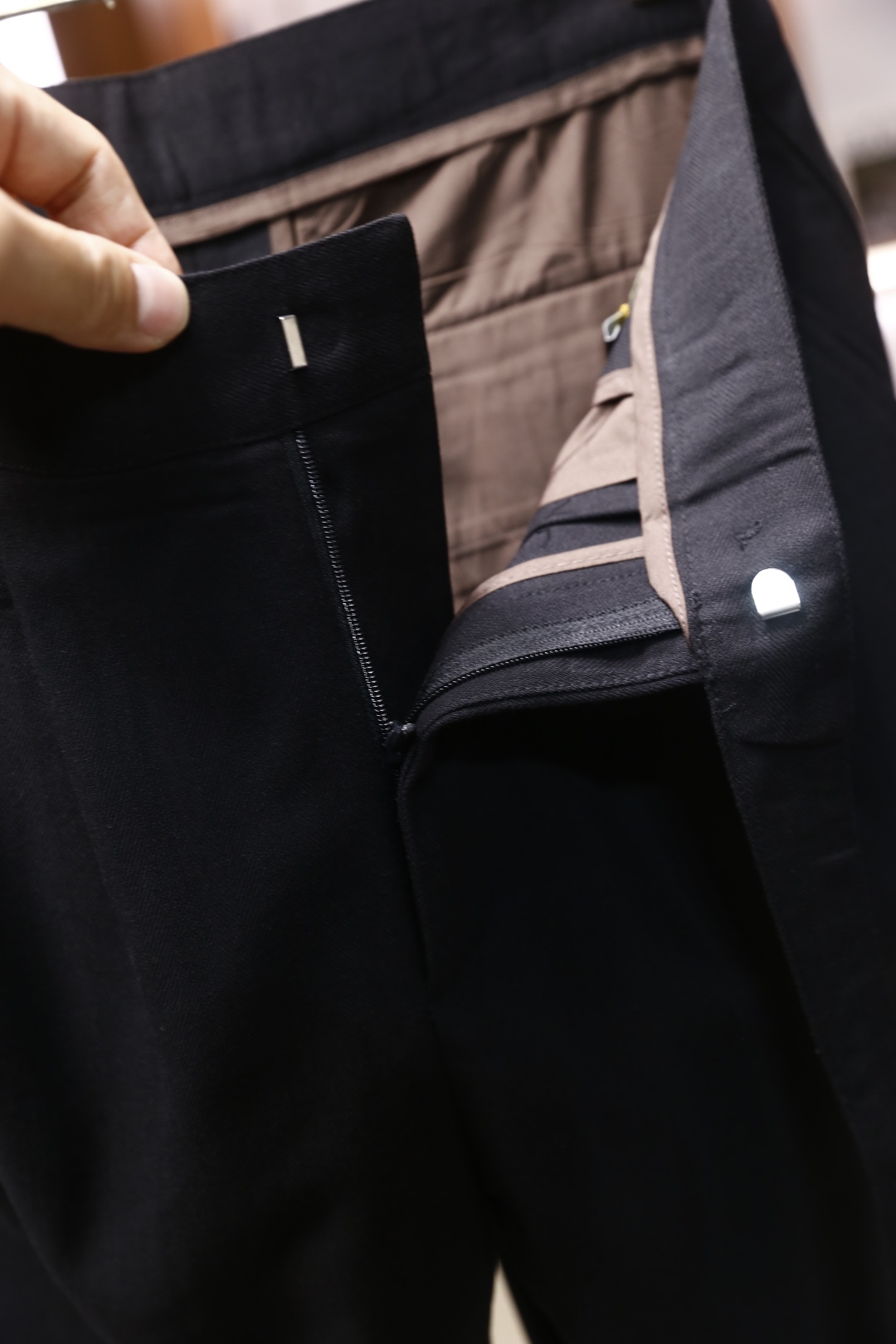 🔥lP🆕.2025秋冬新款！时尚男士百搭双褶西裤👍在面料的选择上尤为考究，呈现出细腻的质感与柔和的光泽，