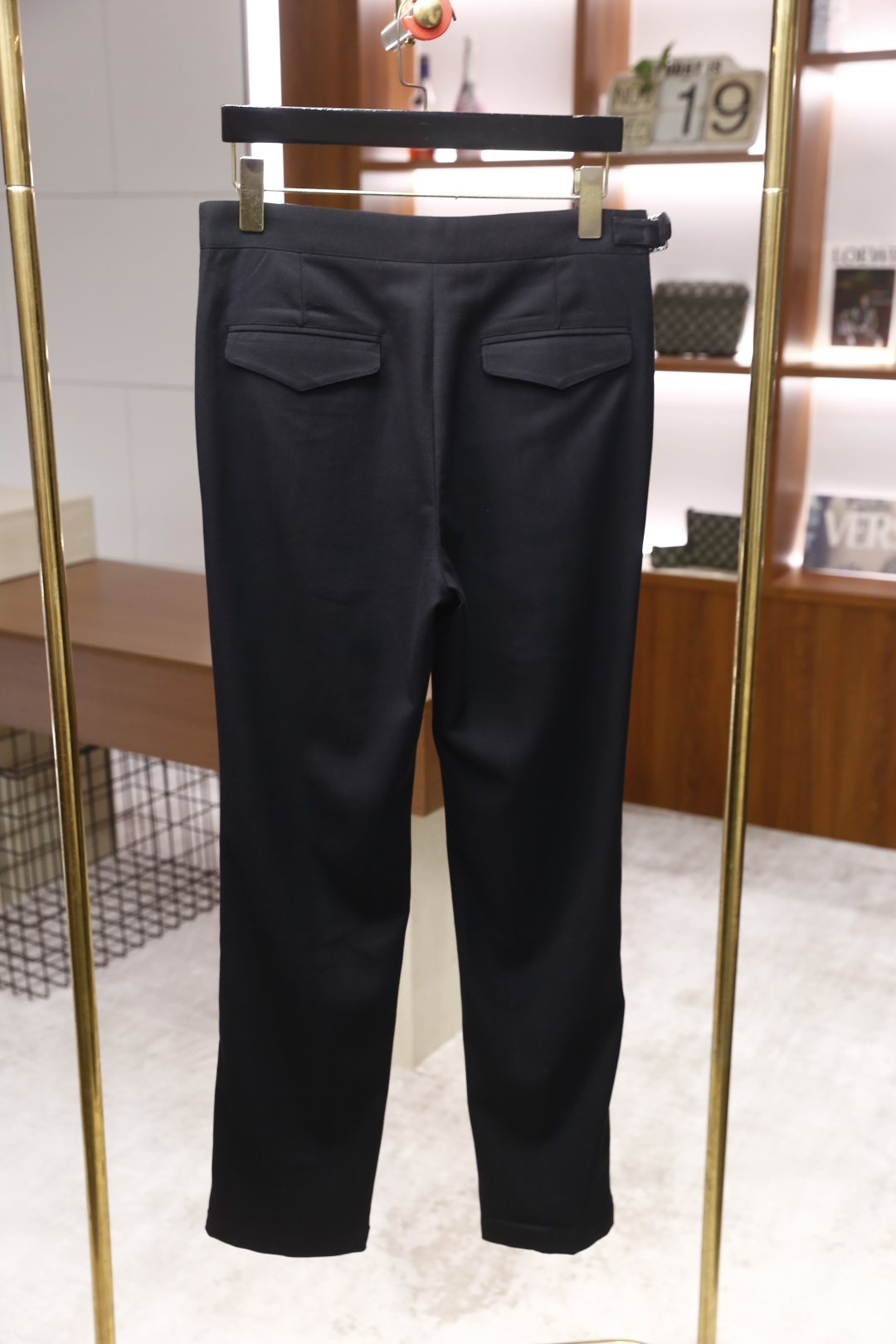 🔥lP🆕.2025秋冬新款！时尚男士百搭双褶西裤👍在面料的选择上尤为考究，呈现出细腻的质感与柔和的光泽，