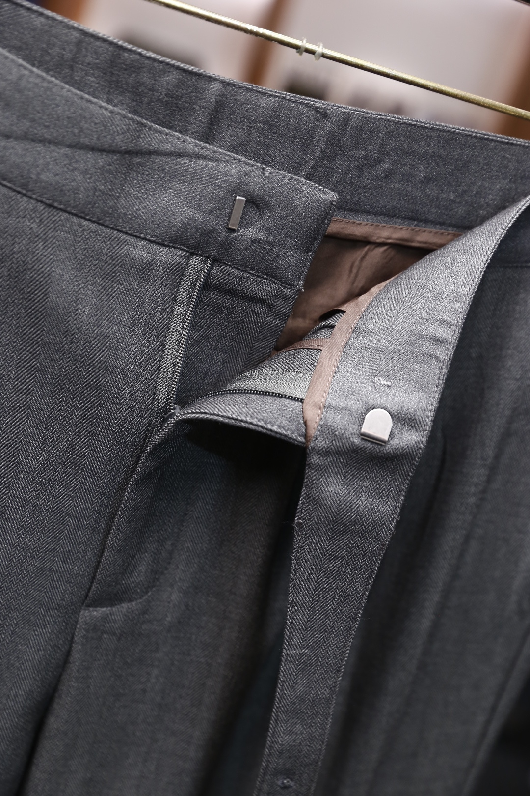🔥lP🆕.2025秋冬新款！时尚男士百搭双褶西裤👍在面料的选择上尤为考究，呈现出细腻的质感与柔和的光泽，