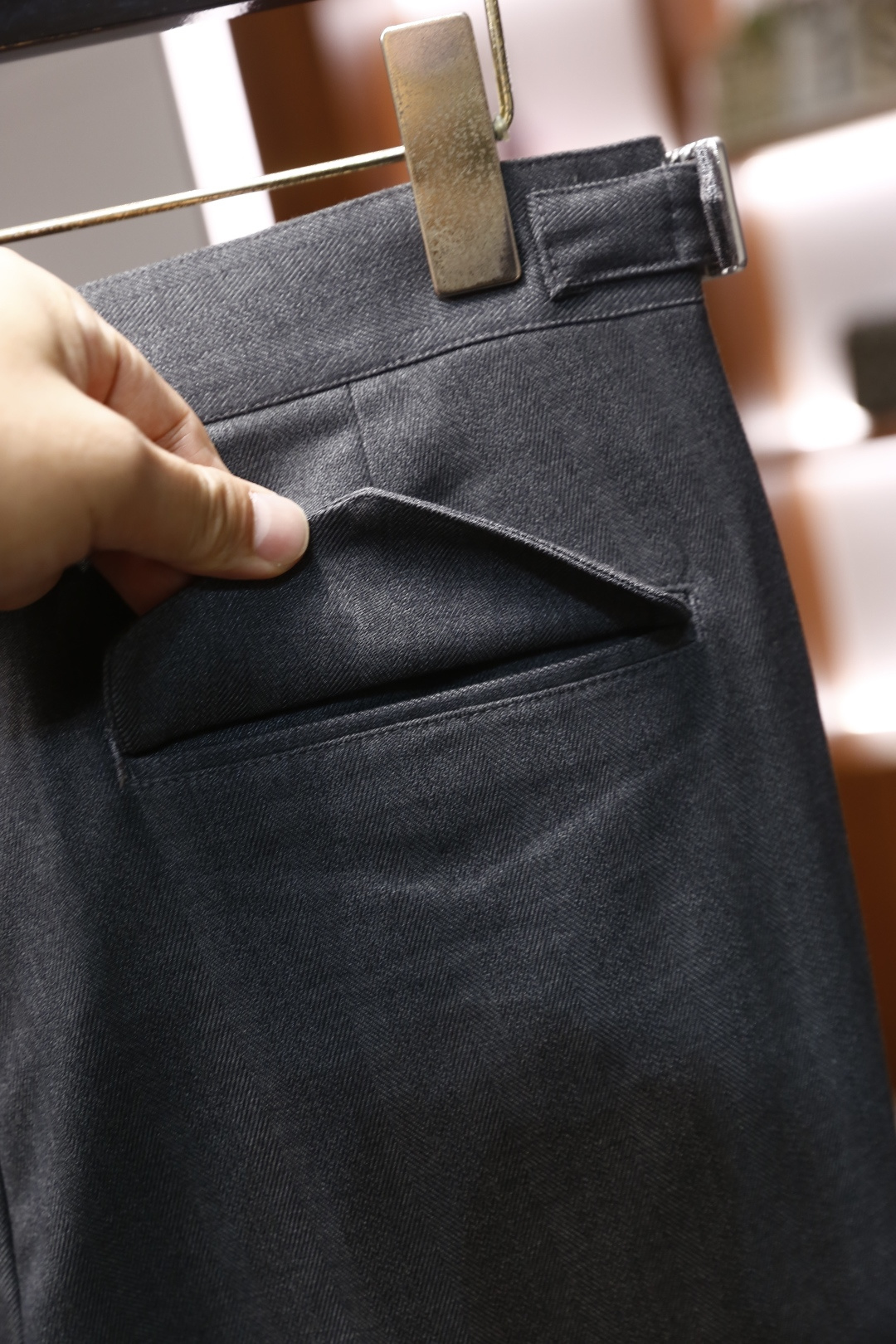 🔥lP🆕.2025秋冬新款！时尚男士百搭双褶西裤👍在面料的选择上尤为考究，呈现出细腻的质感与柔和的光泽，