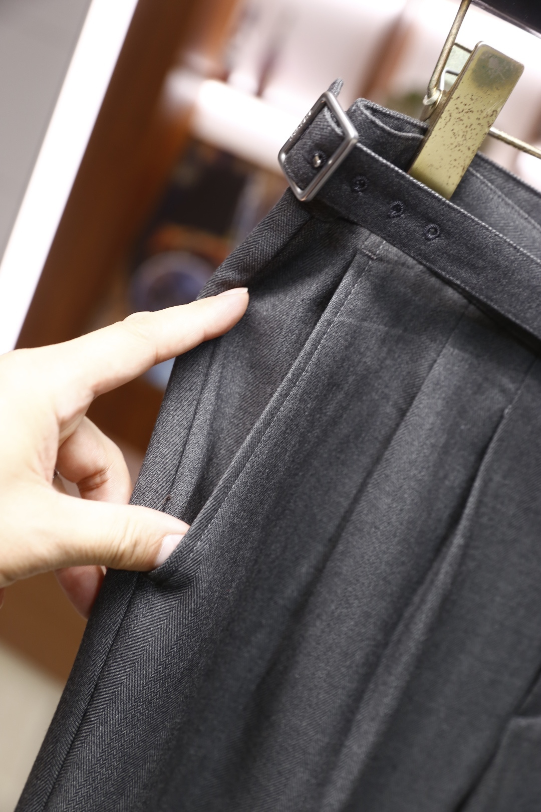 🔥lP🆕.2025秋冬新款！时尚男士百搭双褶西裤👍在面料的选择上尤为考究，呈现出细腻的质感与柔和的光泽，