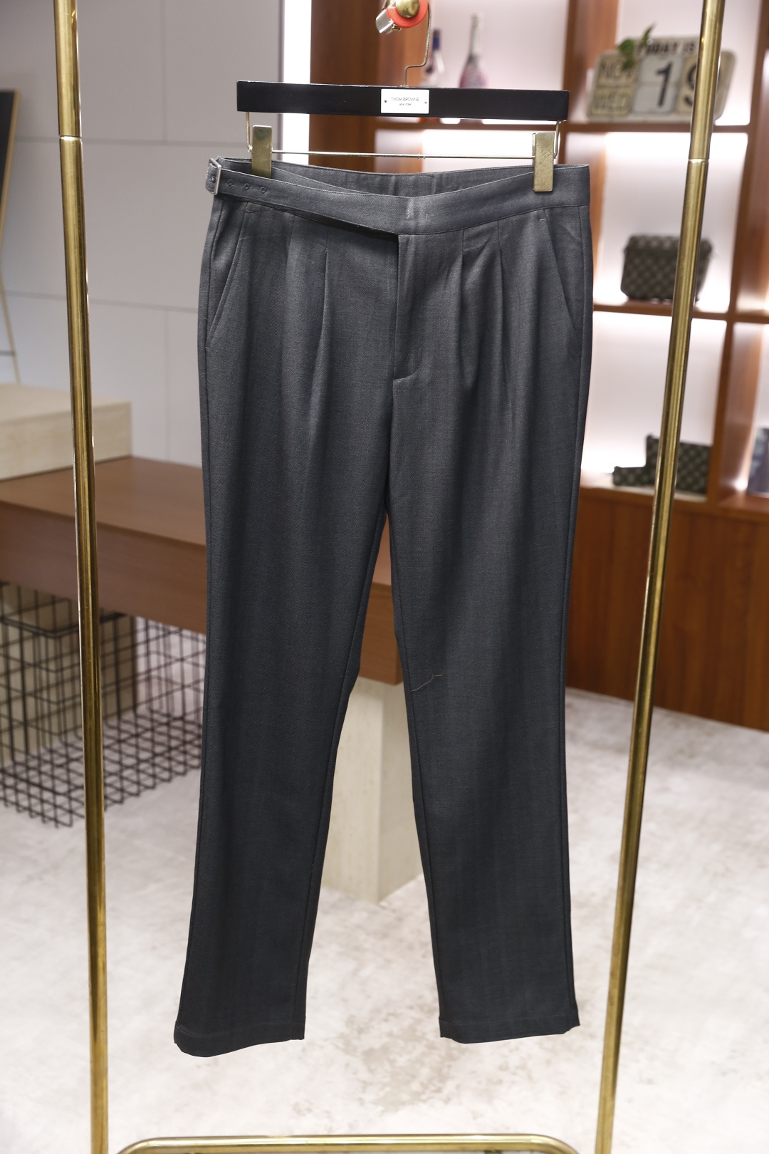 🔥lP🆕.2025秋冬新款！时尚男士百搭双褶西裤👍在面料的选择上尤为考究，呈现出细腻的质感与柔和的光泽，